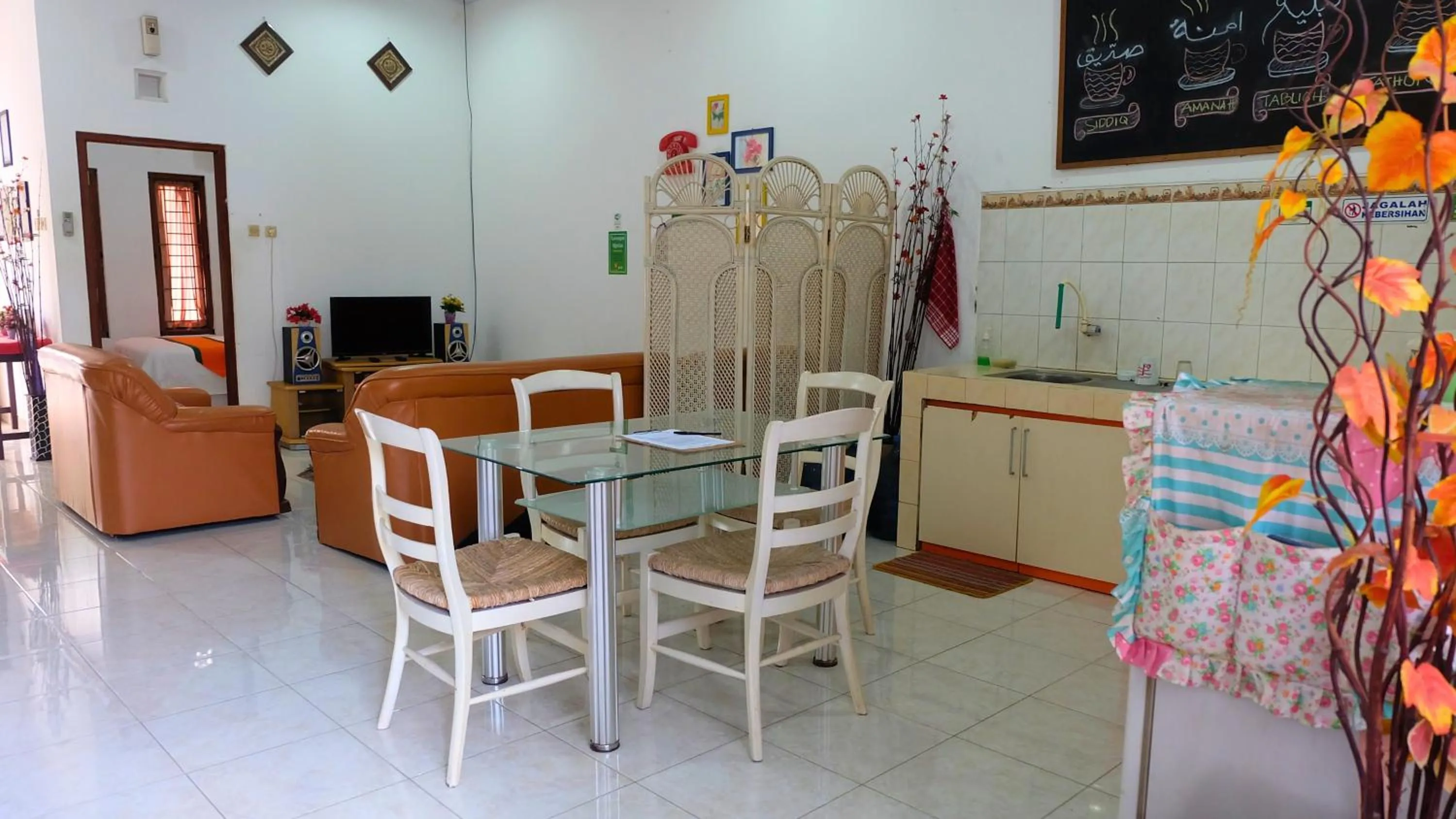 Dining area in Homestay Jogja Dekat Taman Pelangi by Simply Homy