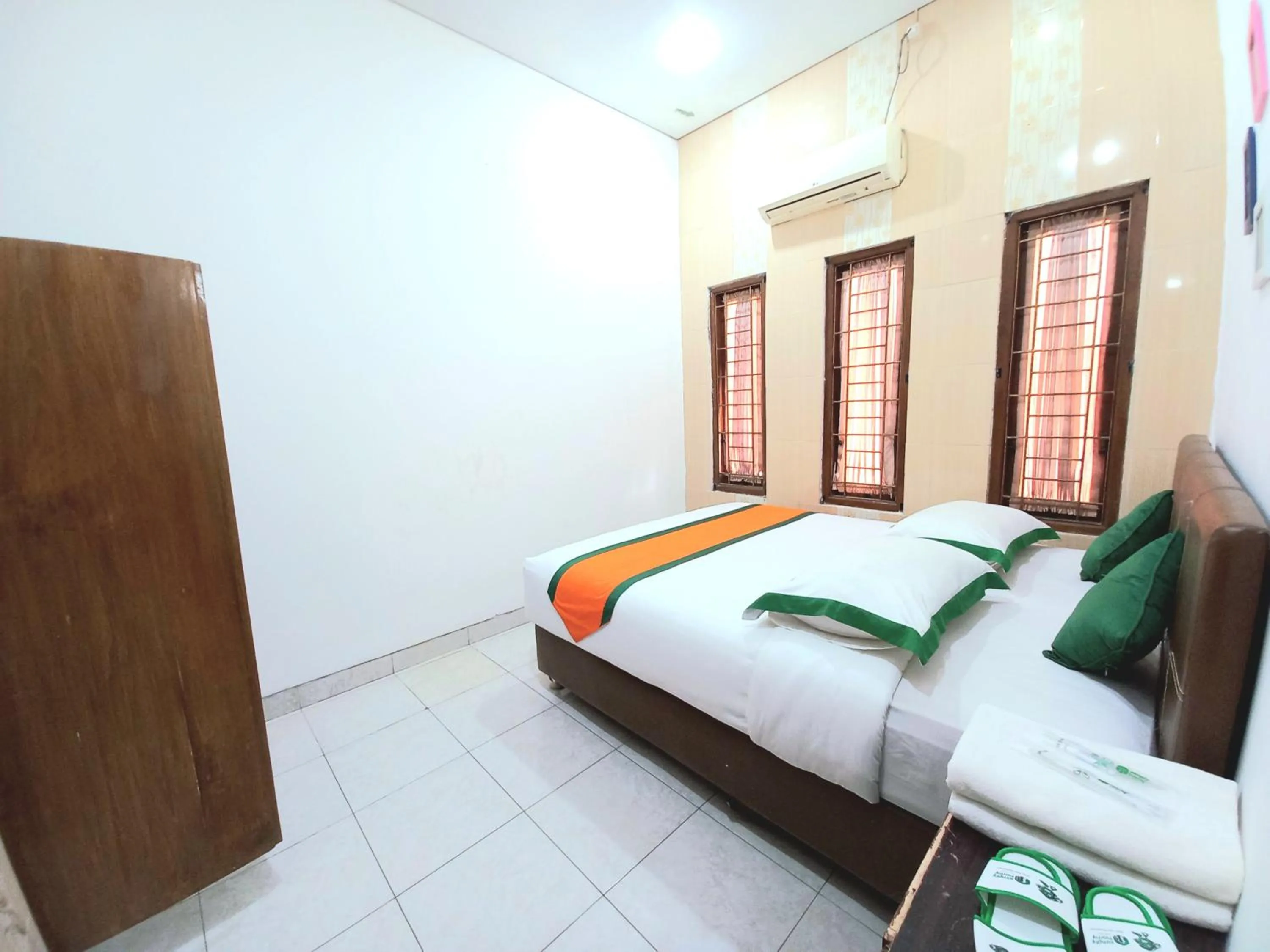 Bedroom, Bed in Homestay Jogja Dekat Taman Pelangi by Simply Homy
