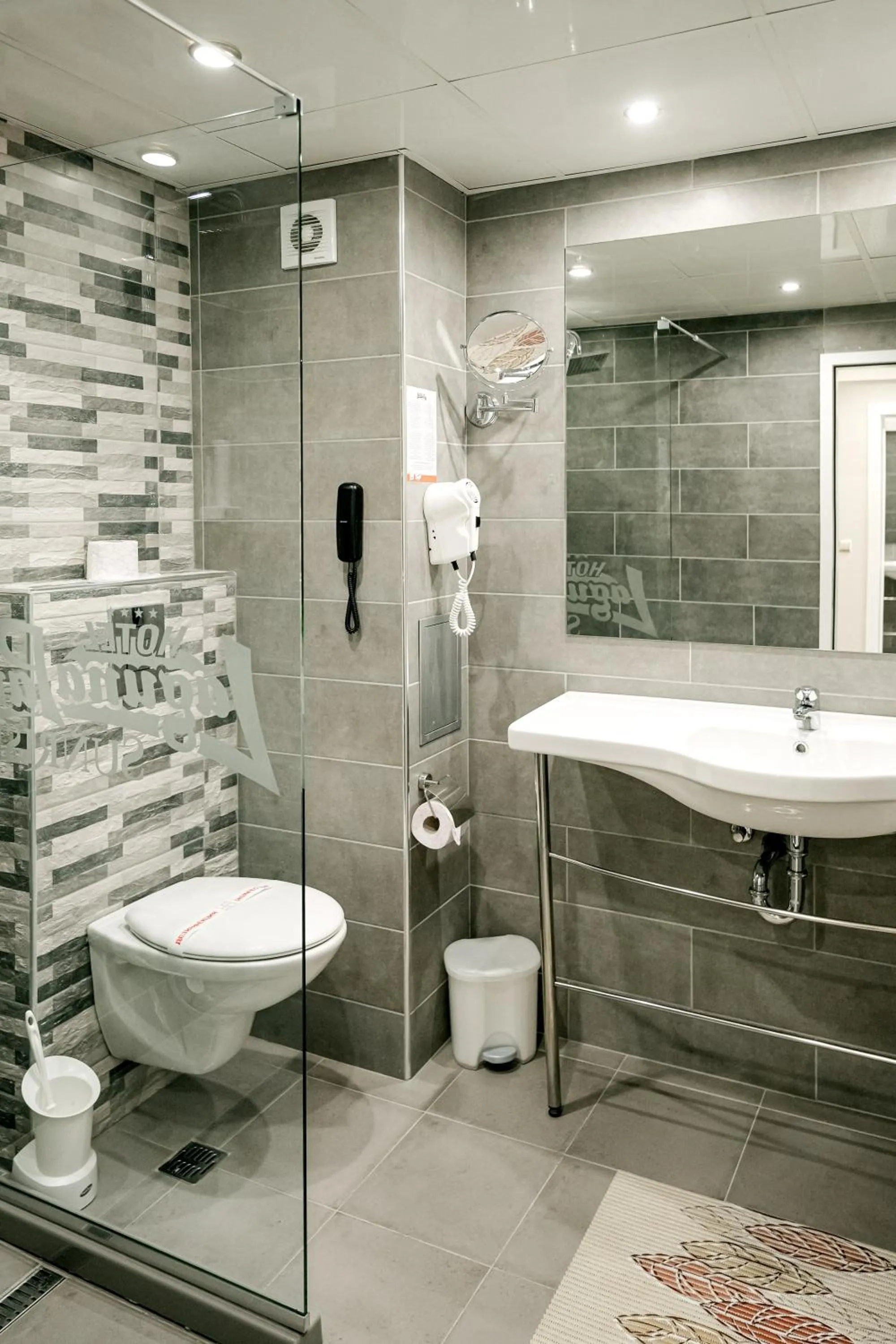 Shower in Hotel Laguna Park Sunrise