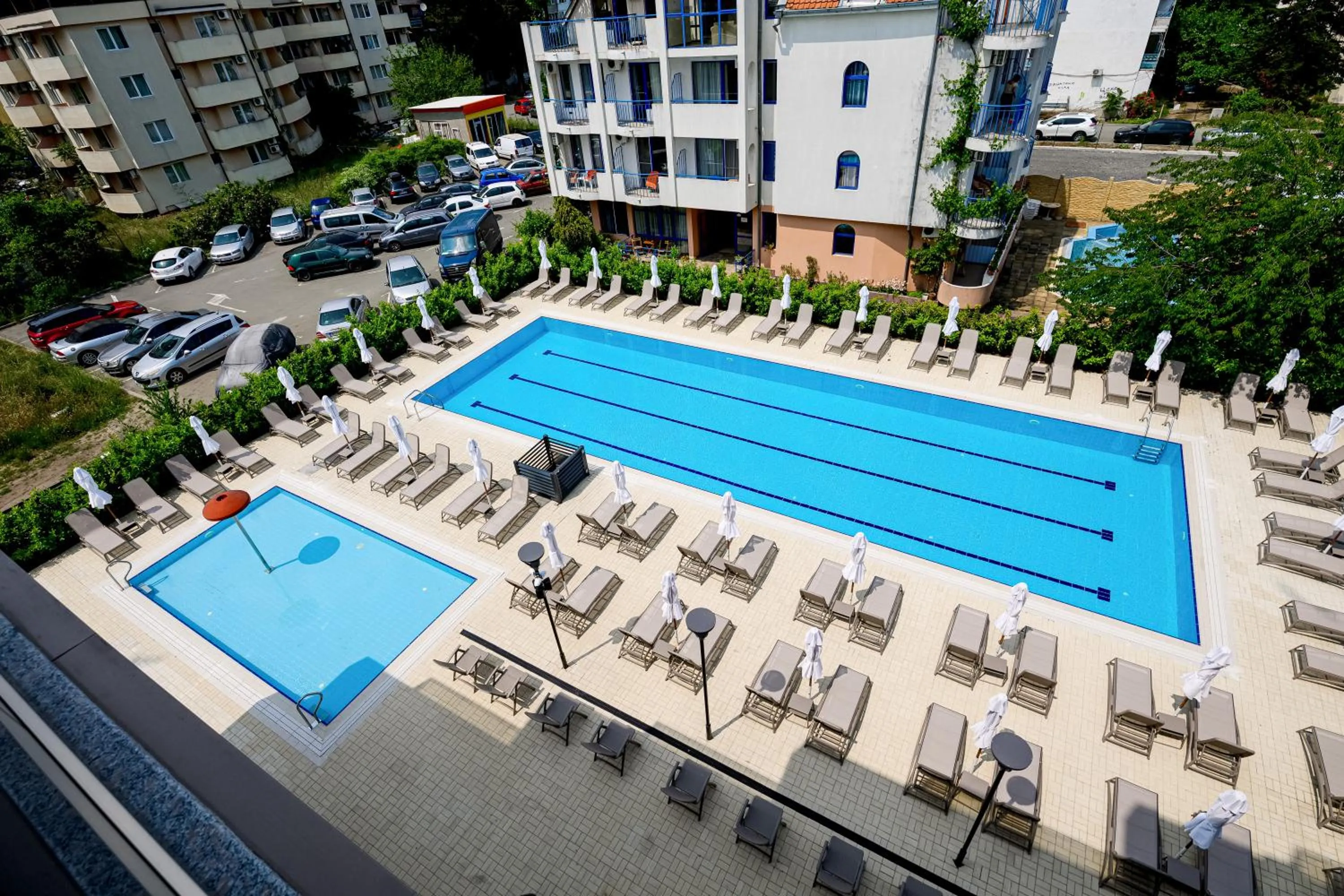Pool view in Hotel Laguna Park Sunrise