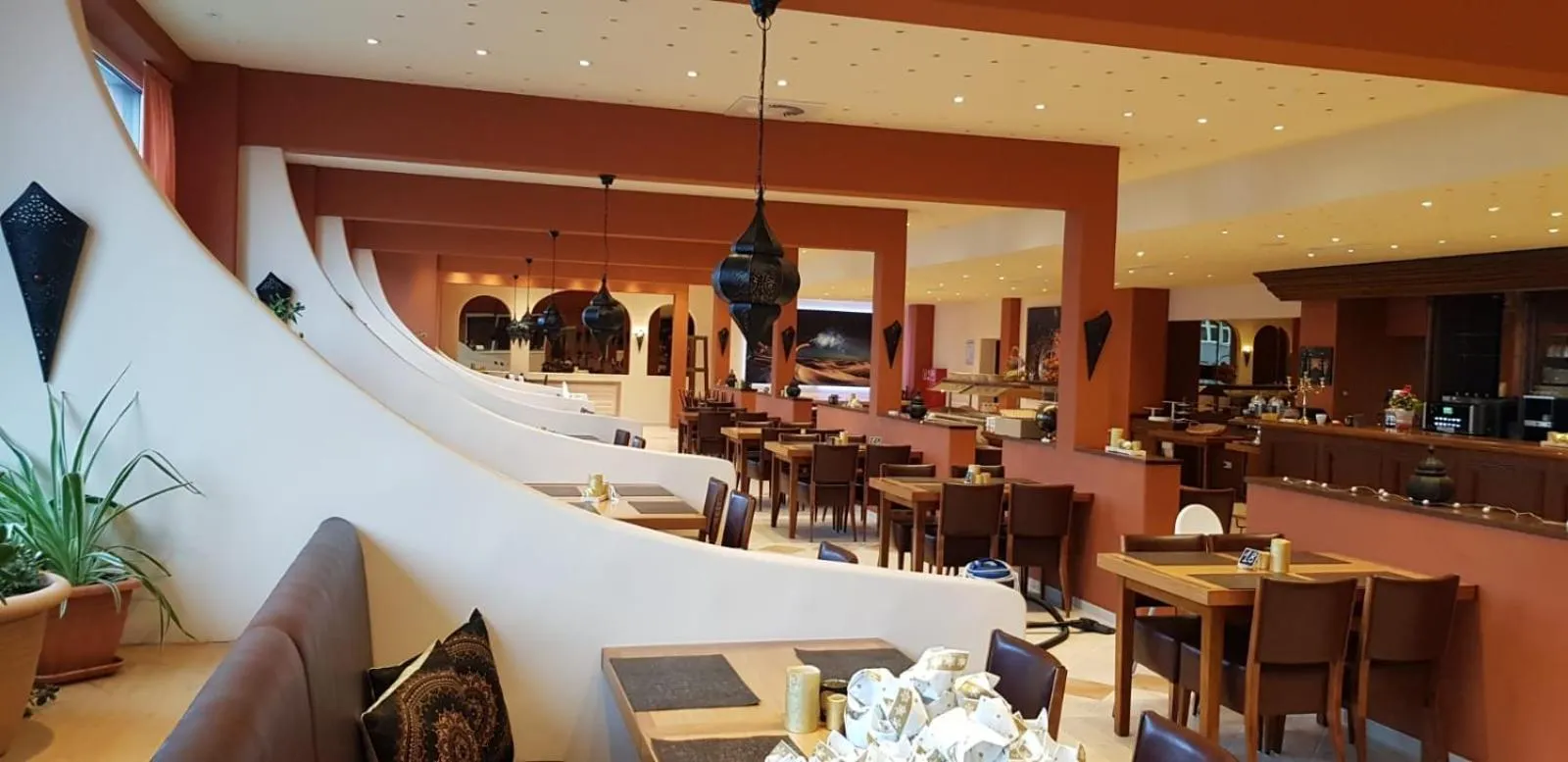 Restaurant/places to eat in Hotel Imota