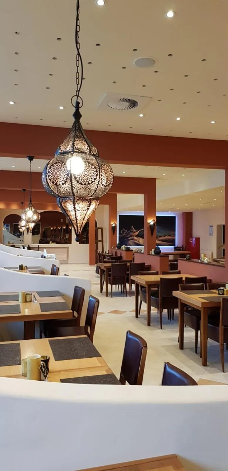 Restaurant/places to eat in Hotel Imota