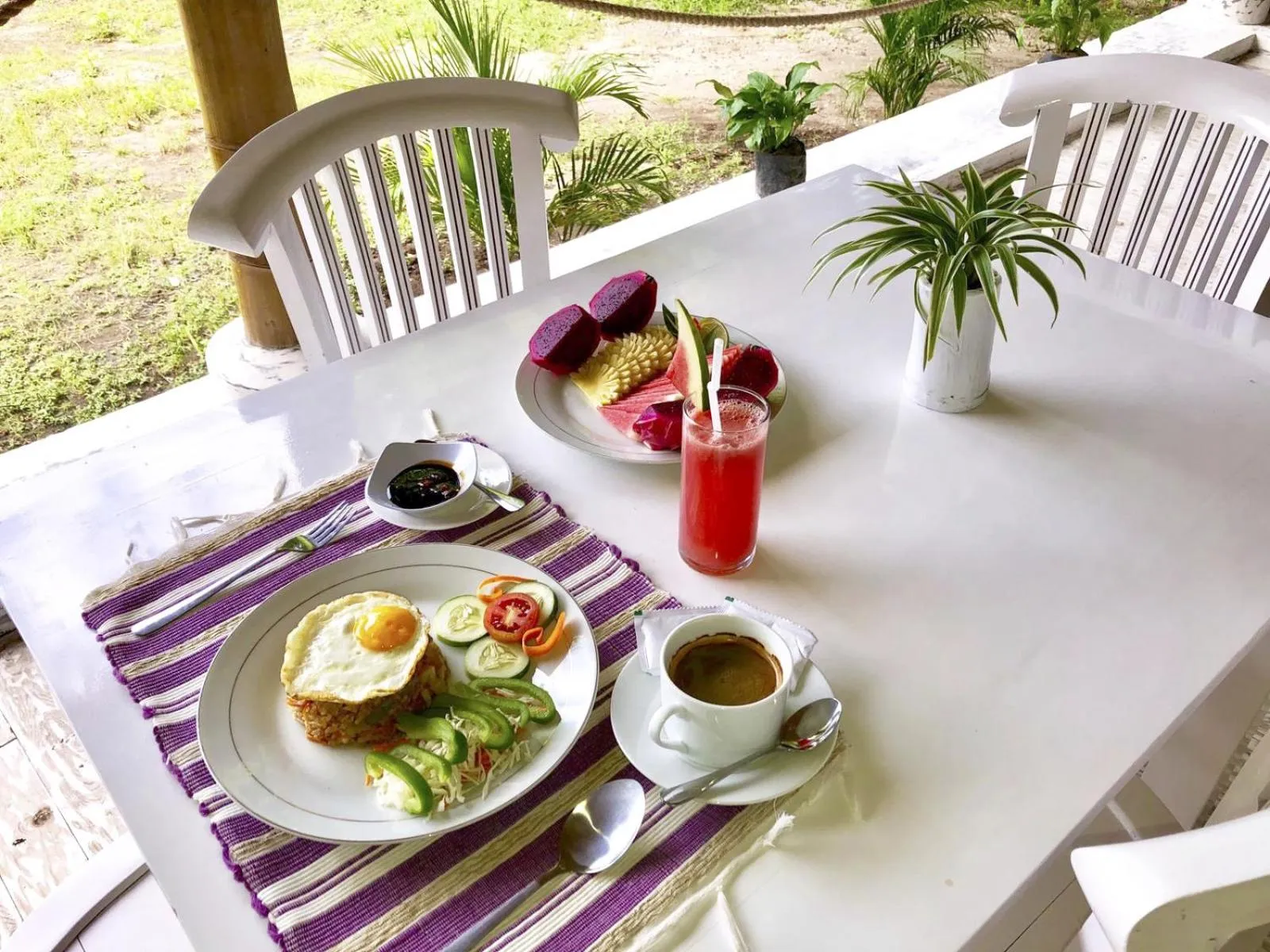 Food and drinks in Villa Samalas Resort and Restaurant