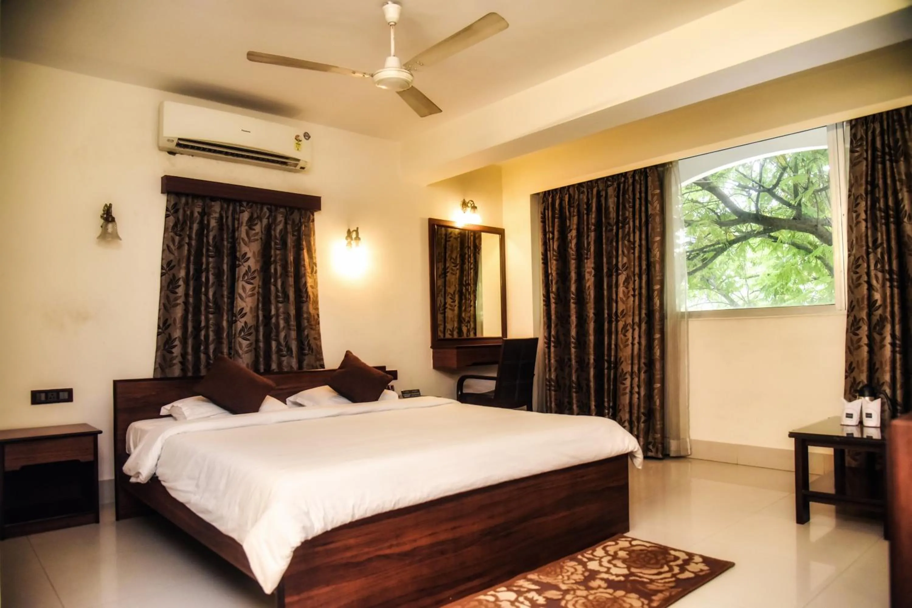 Bedroom, Bed in Wise Owl Comfotel