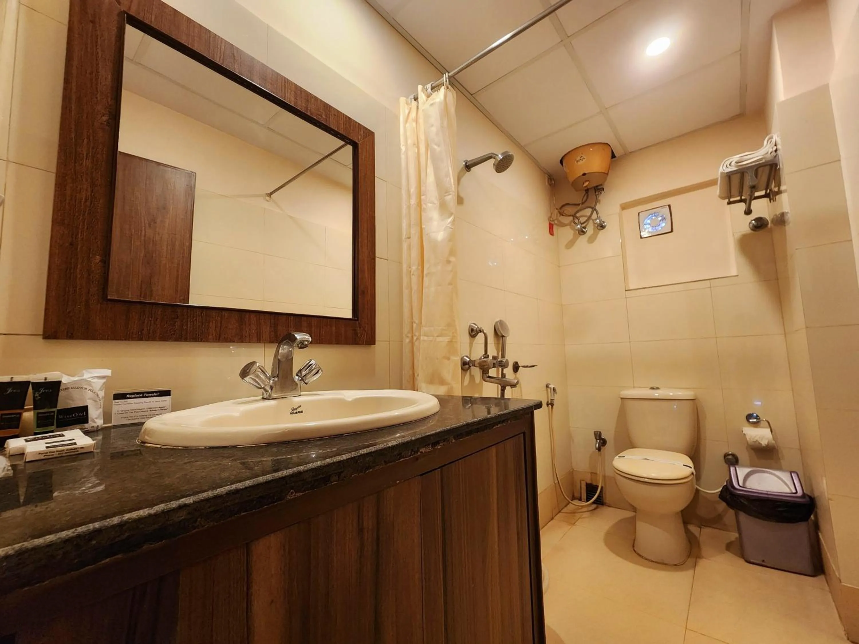 Shower in Wise Owl Comfotel