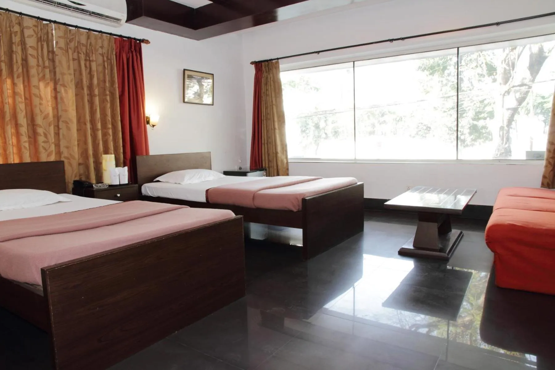 Photo of the whole room, Bed in Wise Owl Comfotel