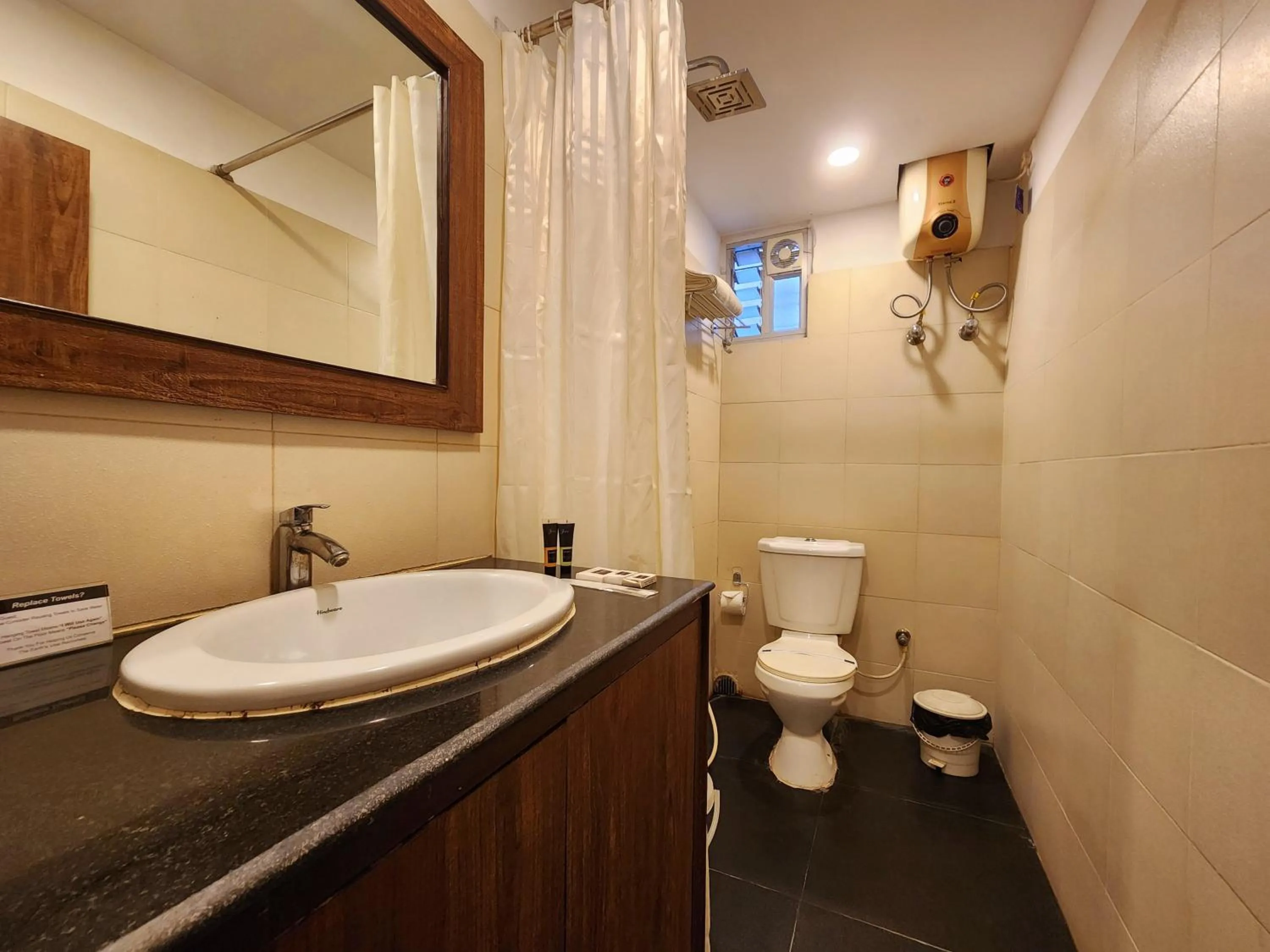 Shower in Wise Owl Comfotel