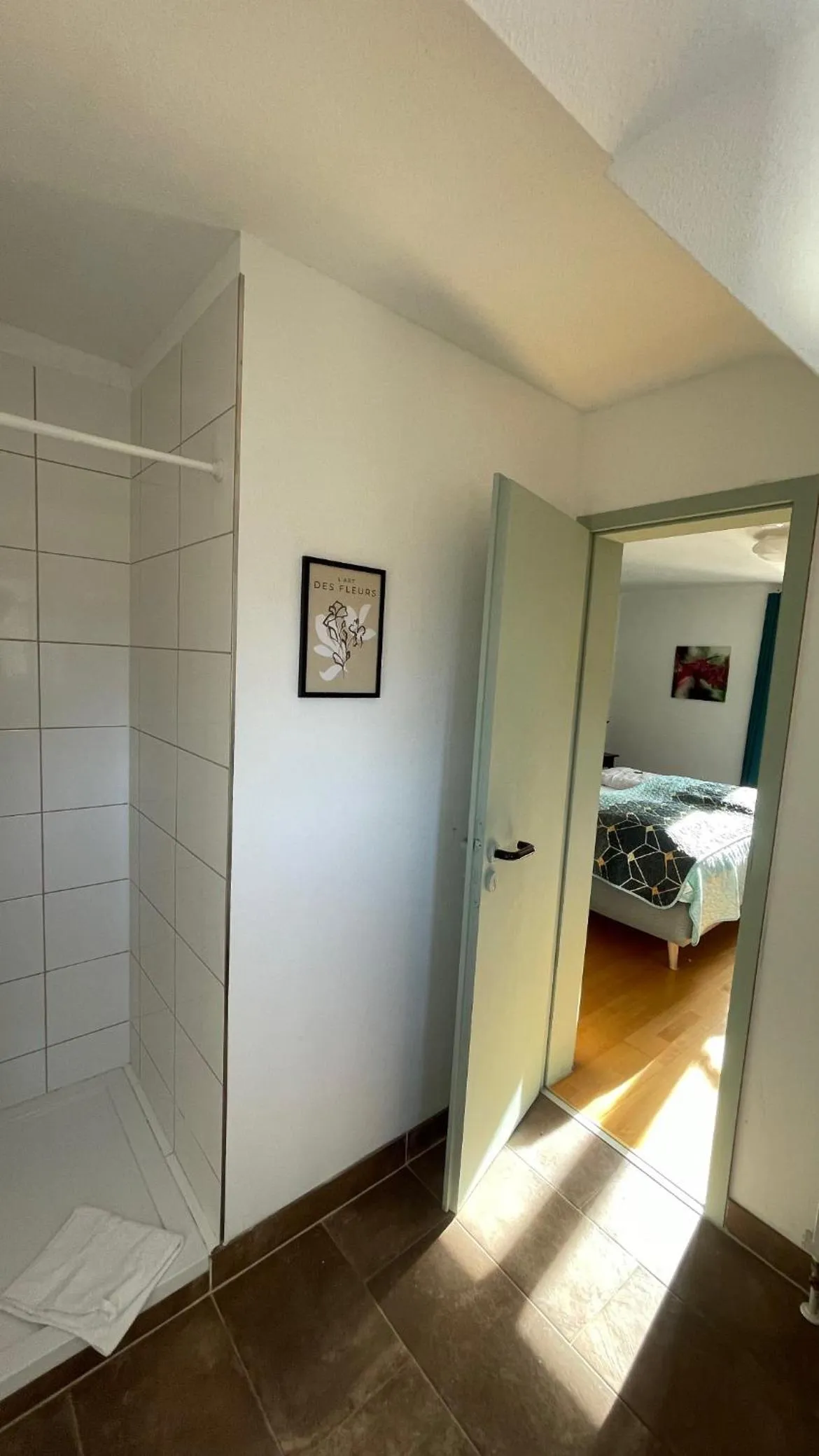 Bathroom, Bed in Hotel & Restaurant Grüner Baum Merzhausen