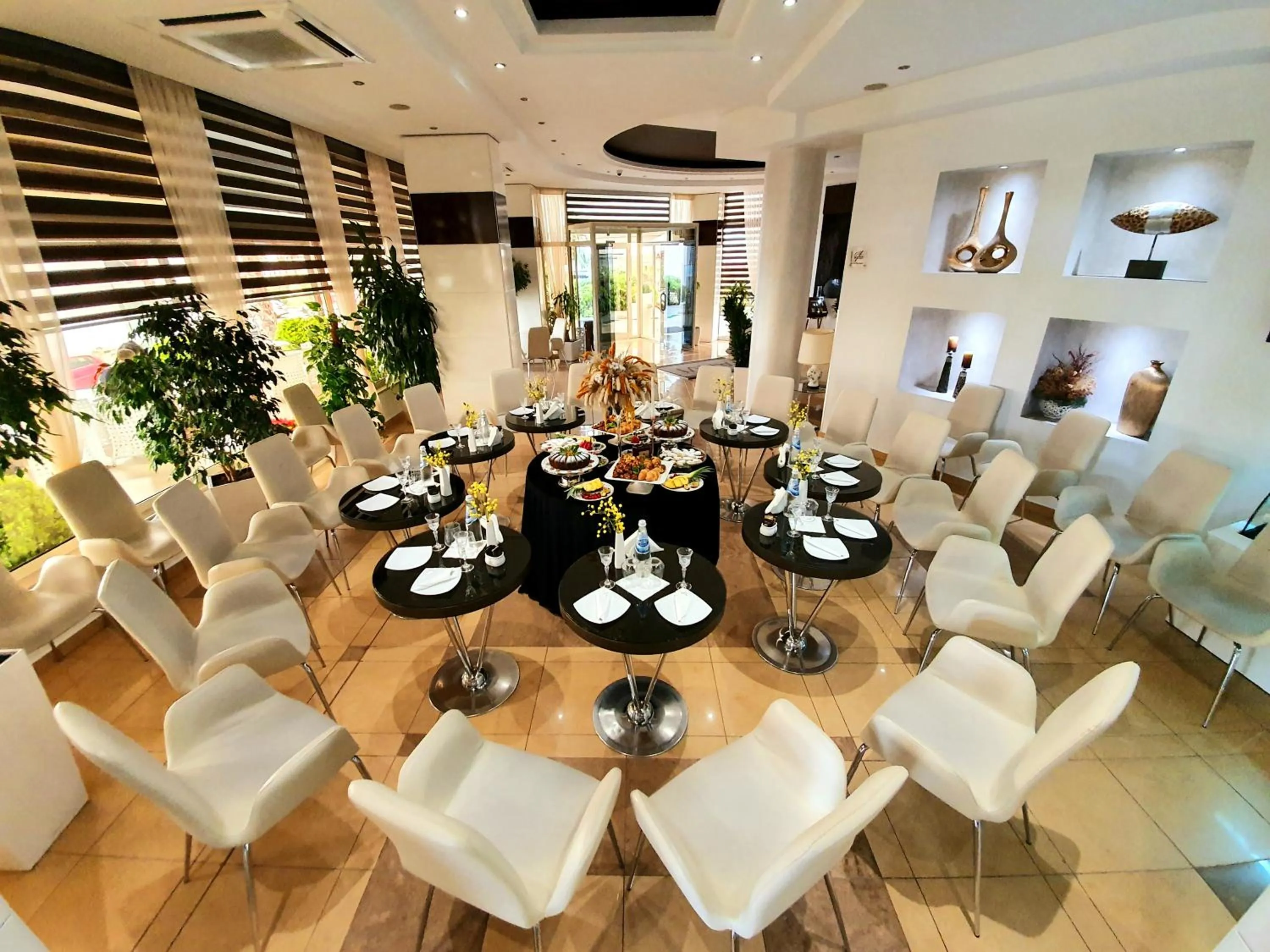 Restaurant/places to eat in Hotel Arvi