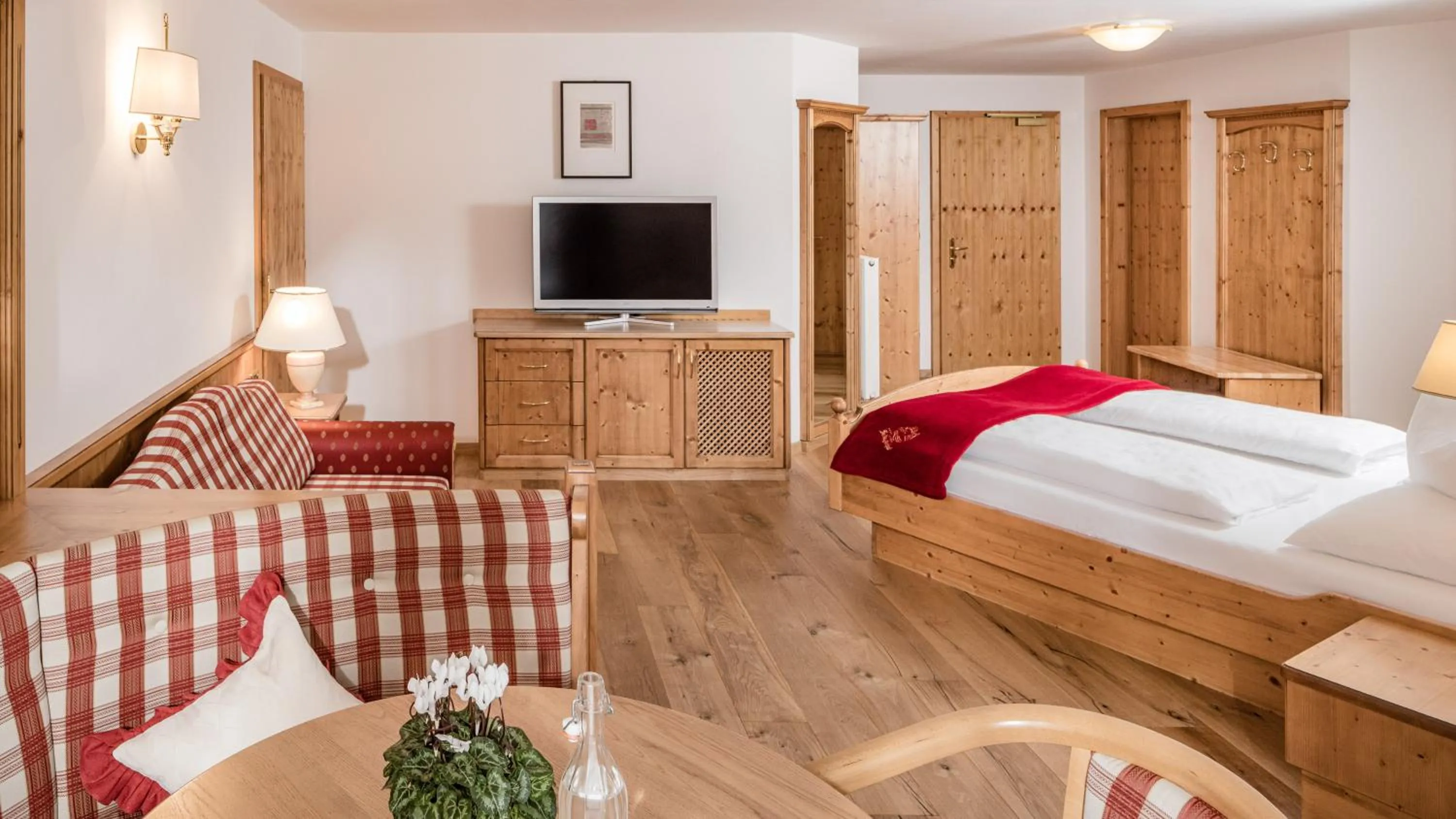 Photo of the whole room, Bed in Hotel Saltauserhof