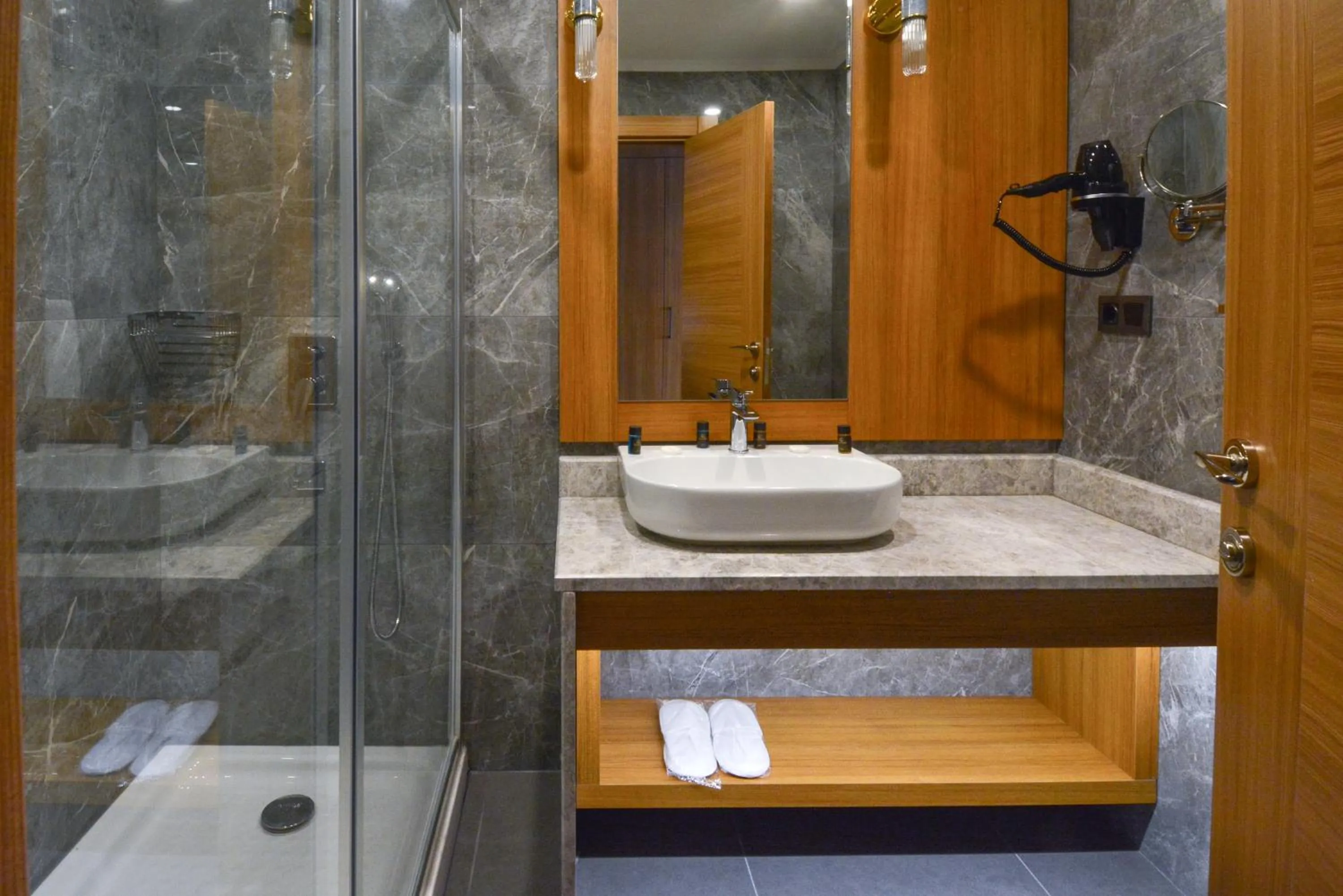 Shower in Expoist Hotel