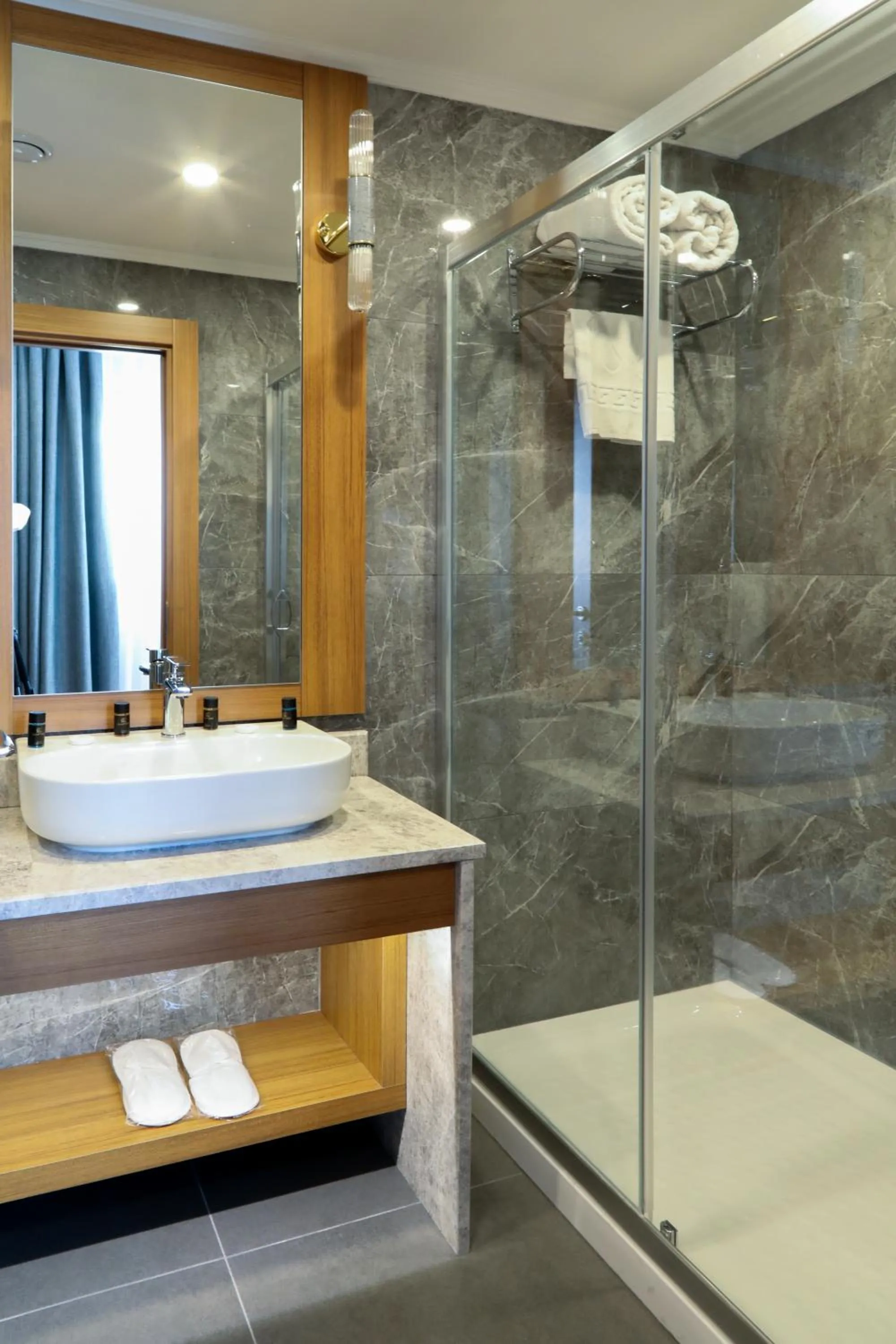 Shower in Expoist Hotel