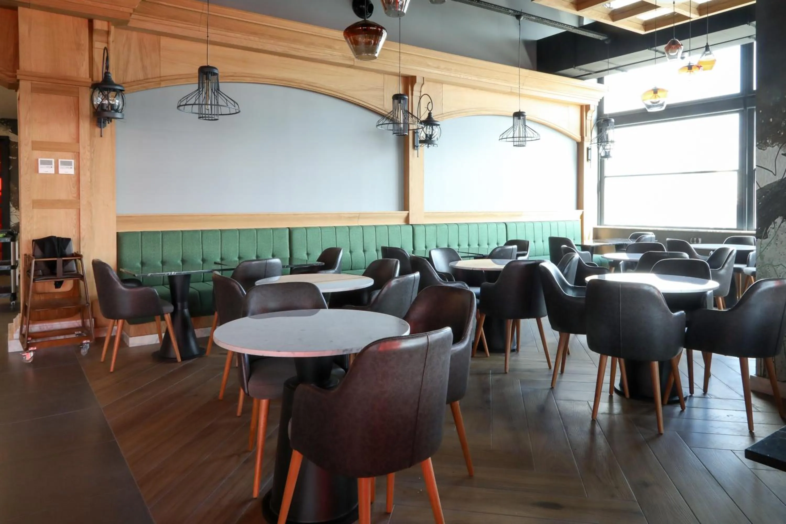 Restaurant/places to eat in Expoist Hotel