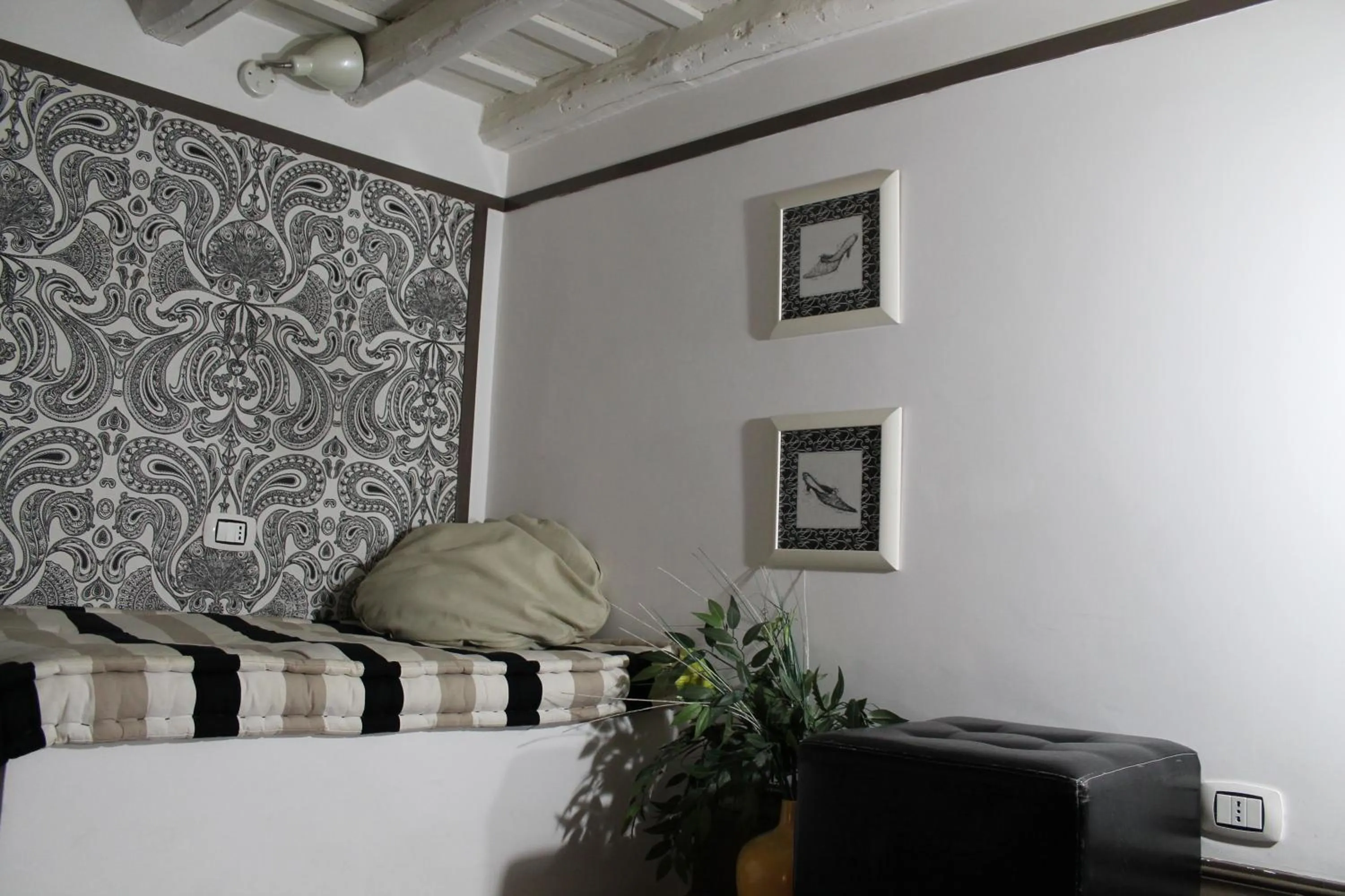 Decorative detail in Relais Palazzo Taverna