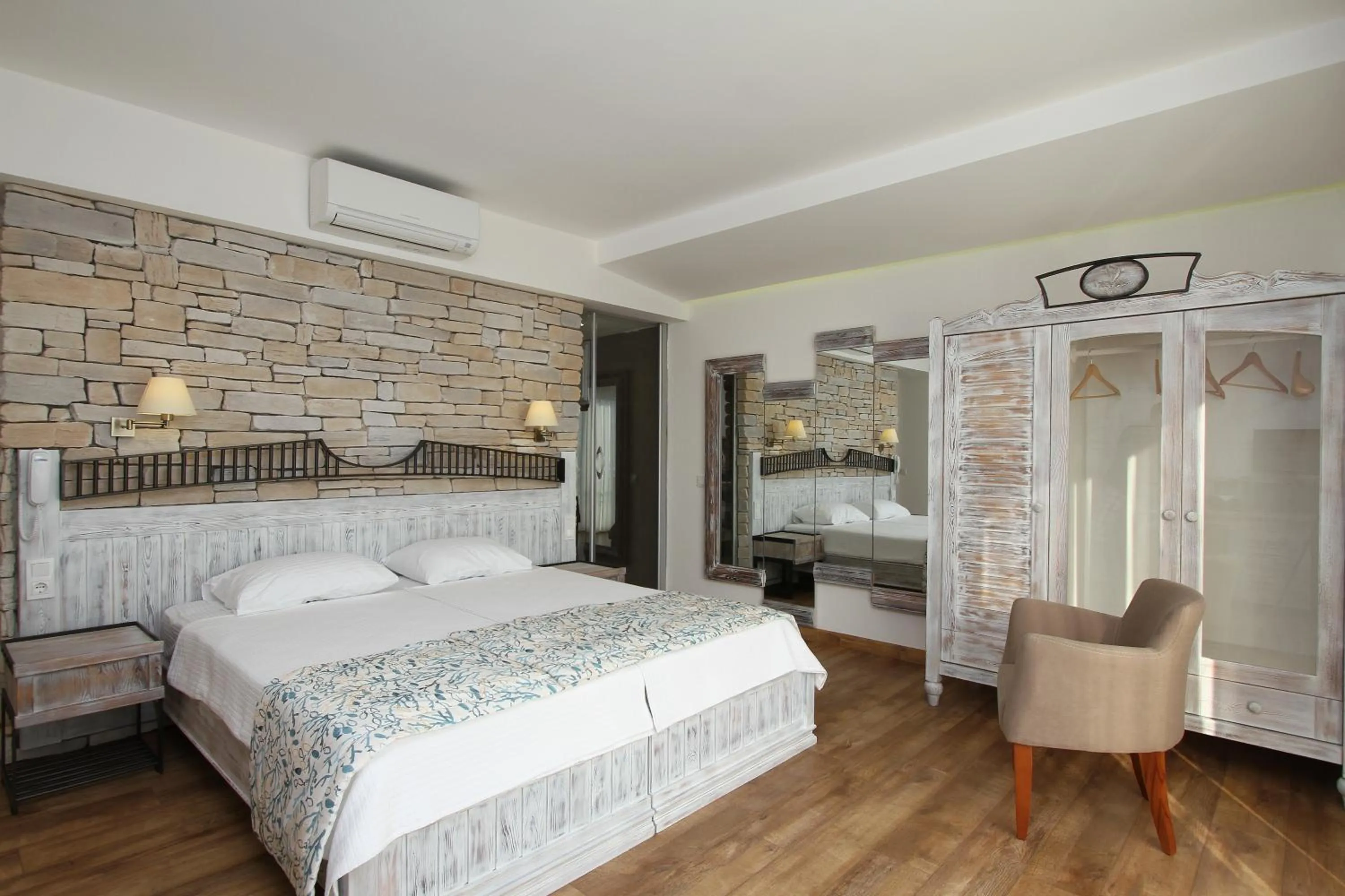 TV and multimedia, Bed in Dedeminn Marina Hotel