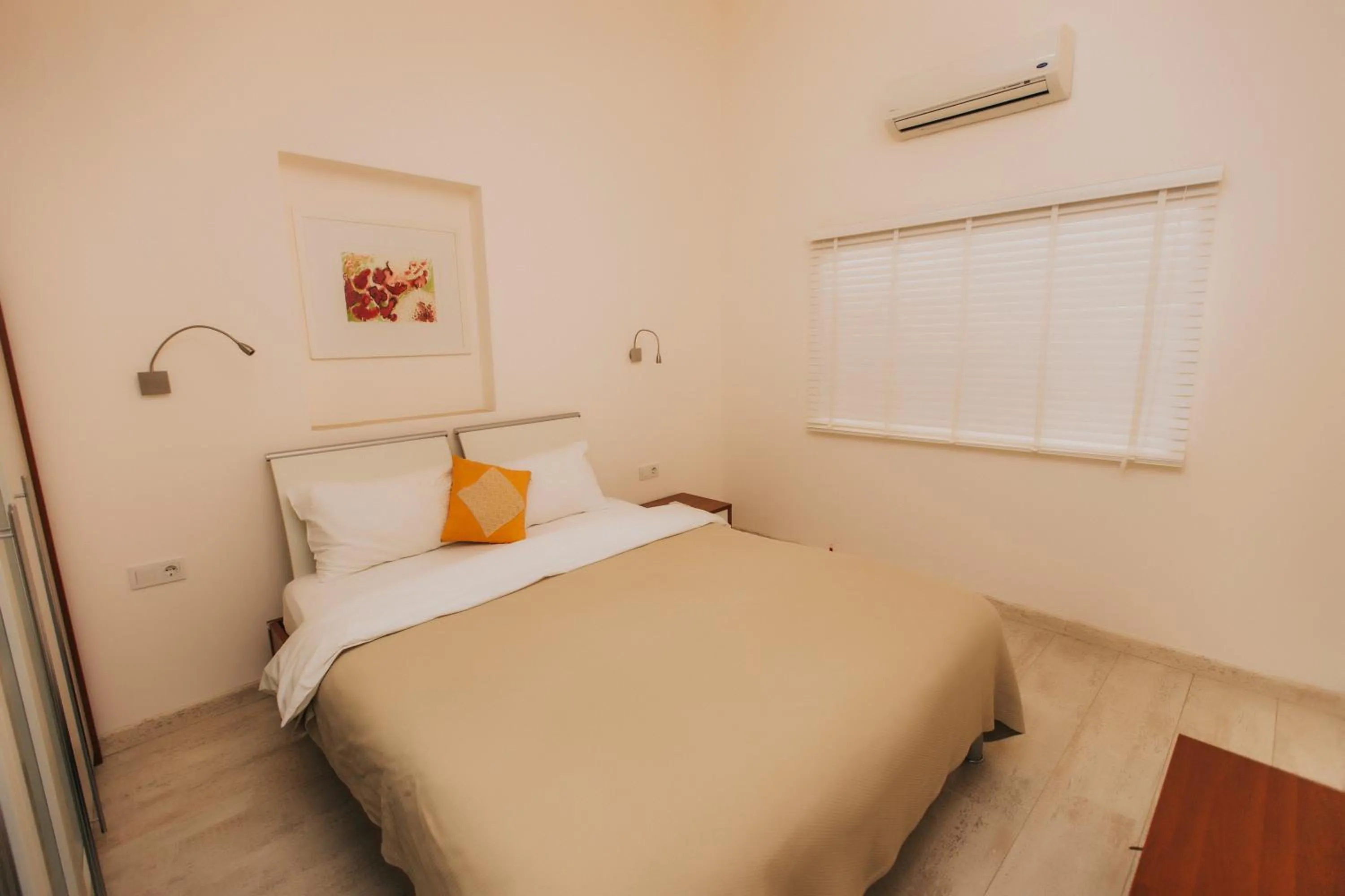 Bed in Dedeminn Marina Hotel