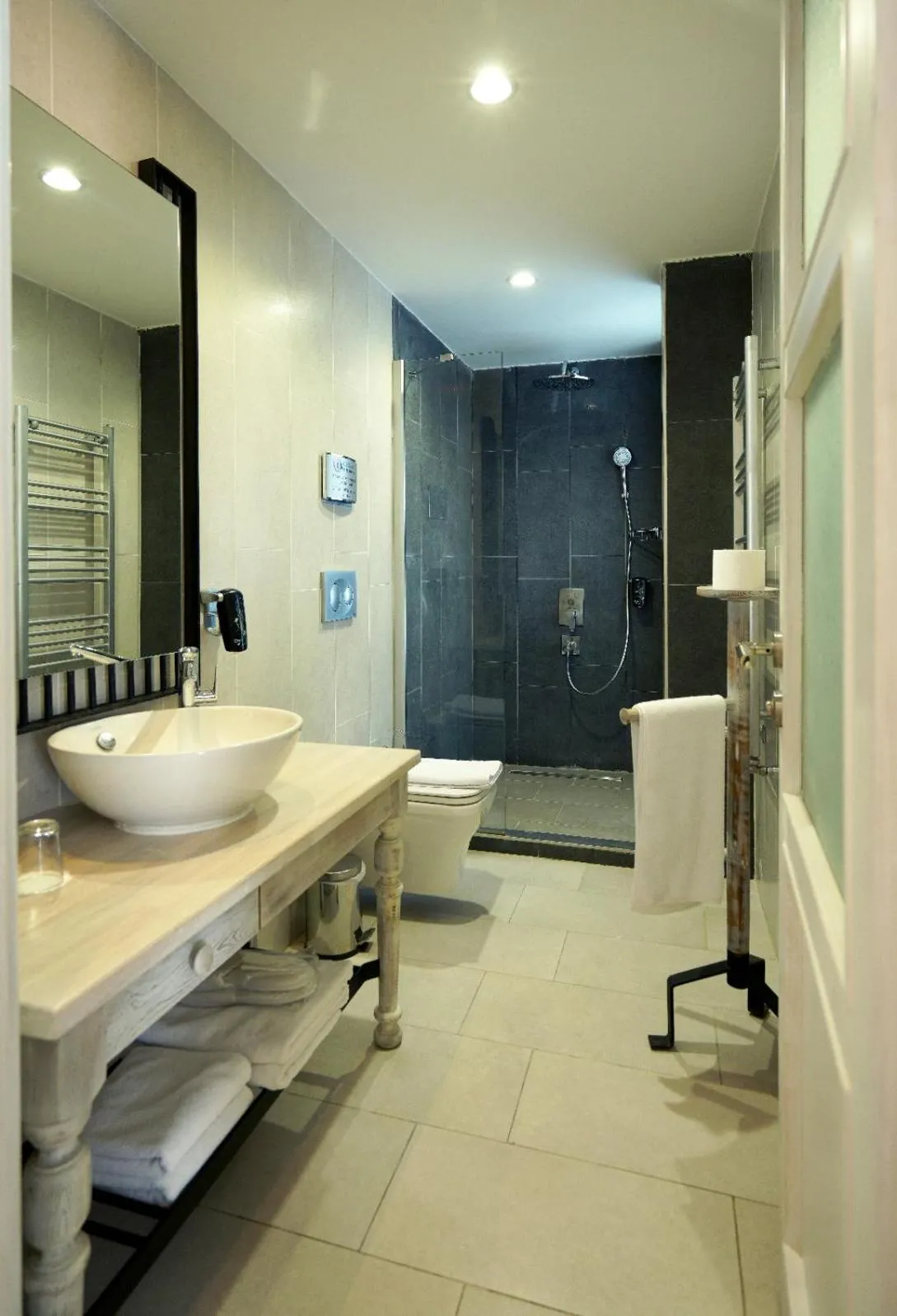 Shower in Dedeminn Marina Hotel