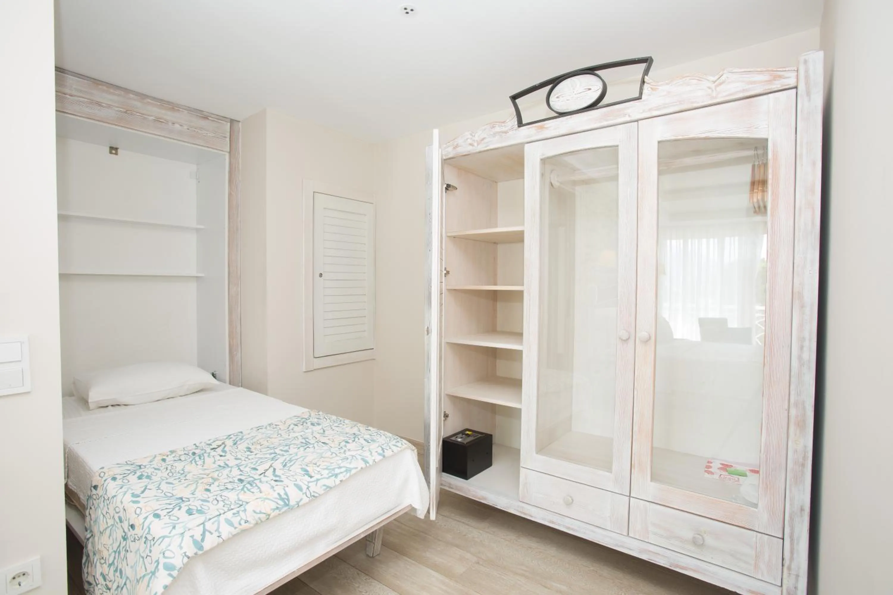 Spring, Bed in Dedeminn Marina Hotel