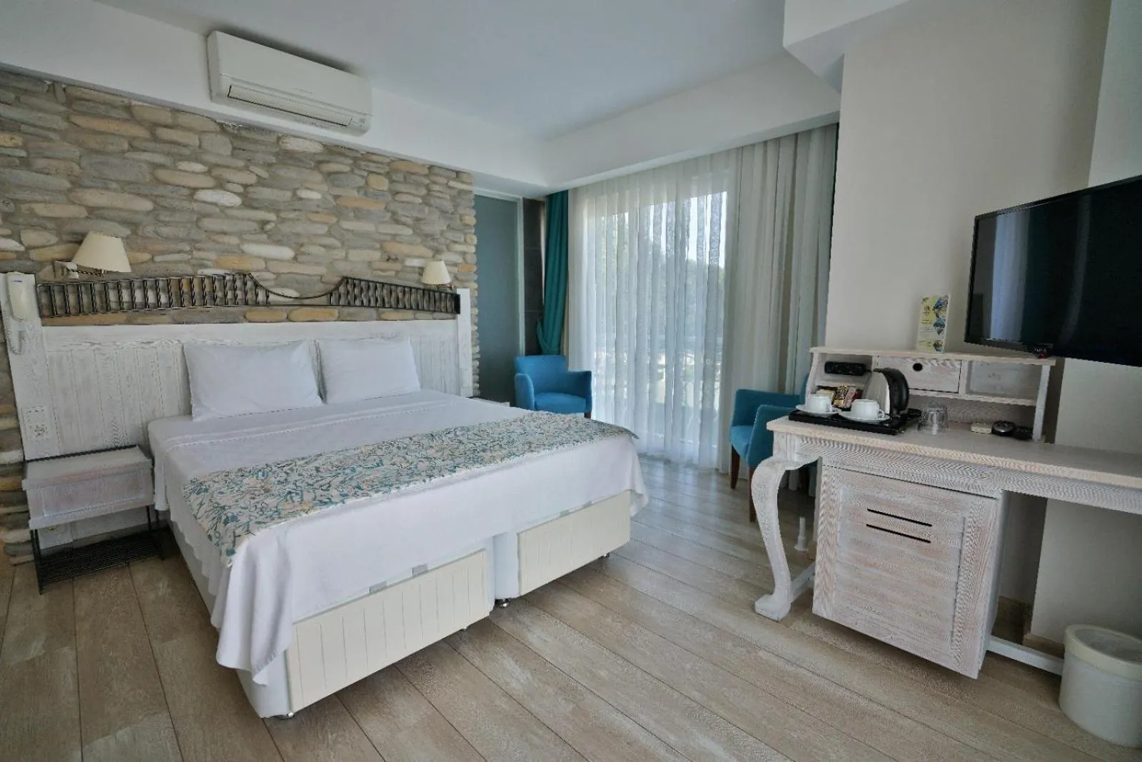 Bed in Dedeminn Marina Hotel