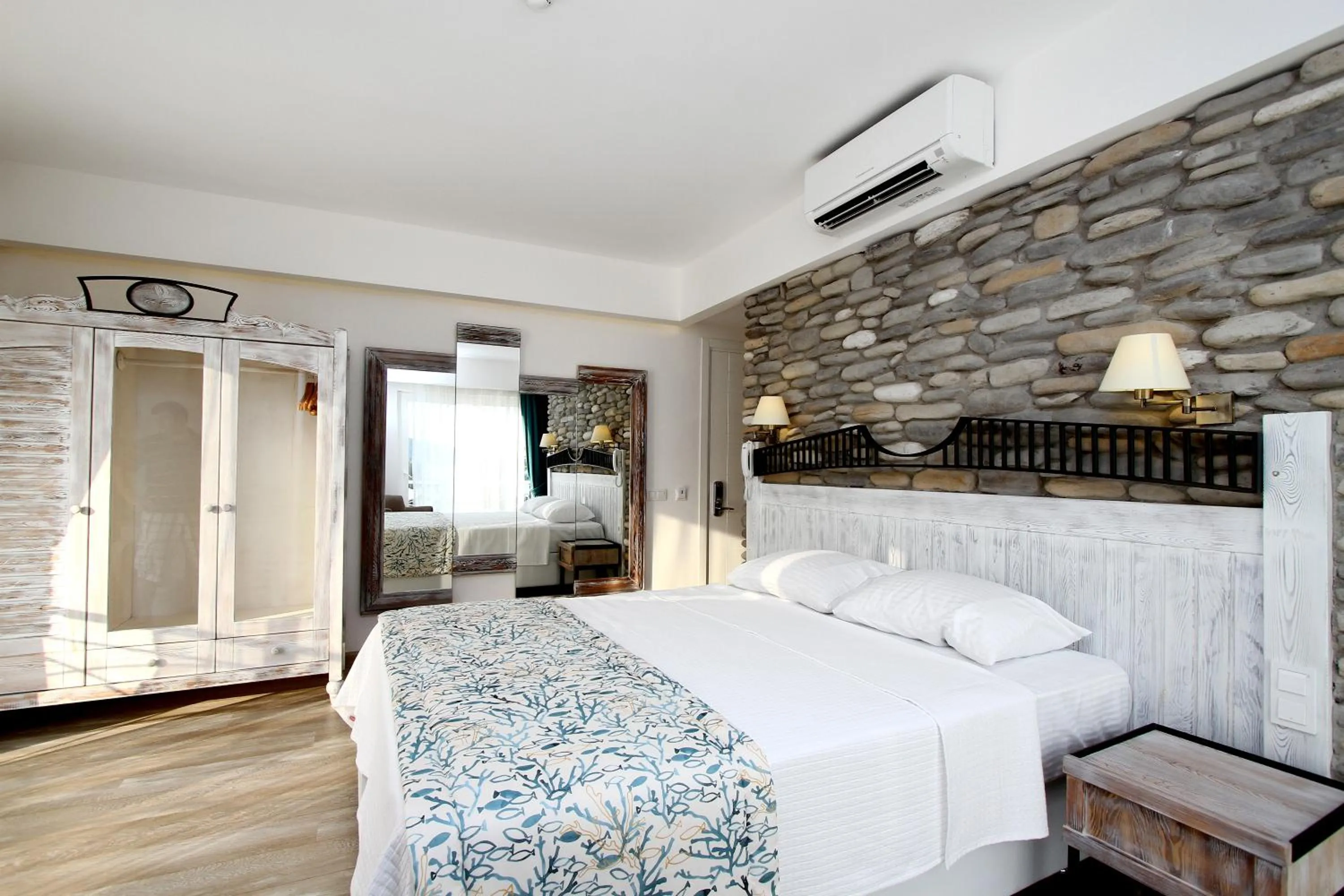 TV and multimedia, Bed in Dedeminn Marina Hotel