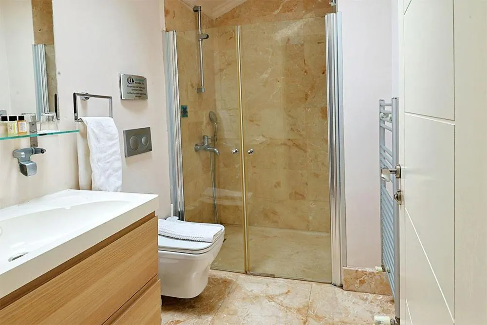 Bathroom in Dedeminn Marina Hotel