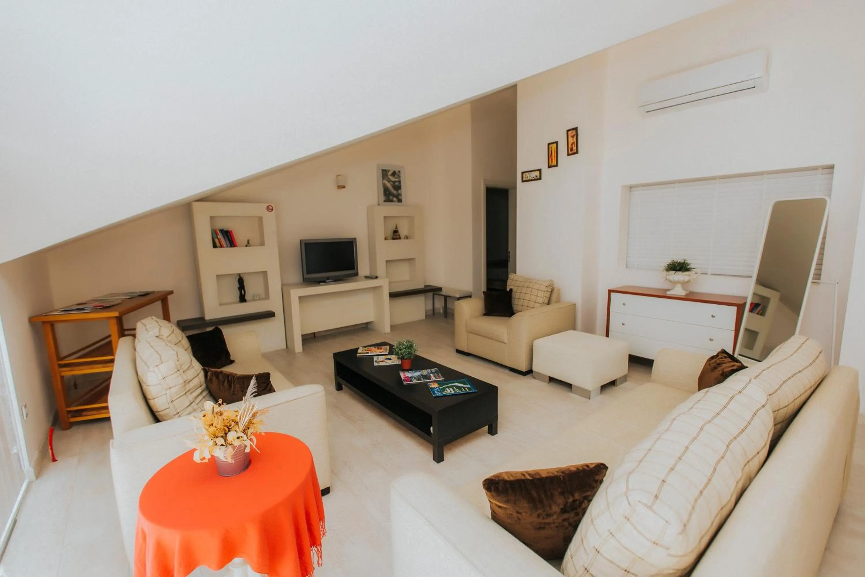 TV and multimedia in Dedeminn Marina Hotel