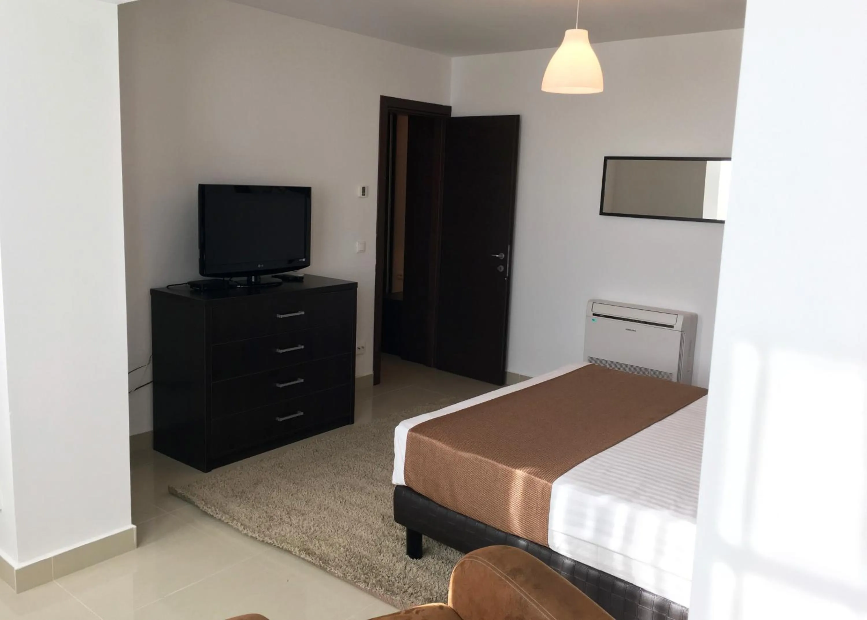 Photo of the whole room, Bed in Elysium