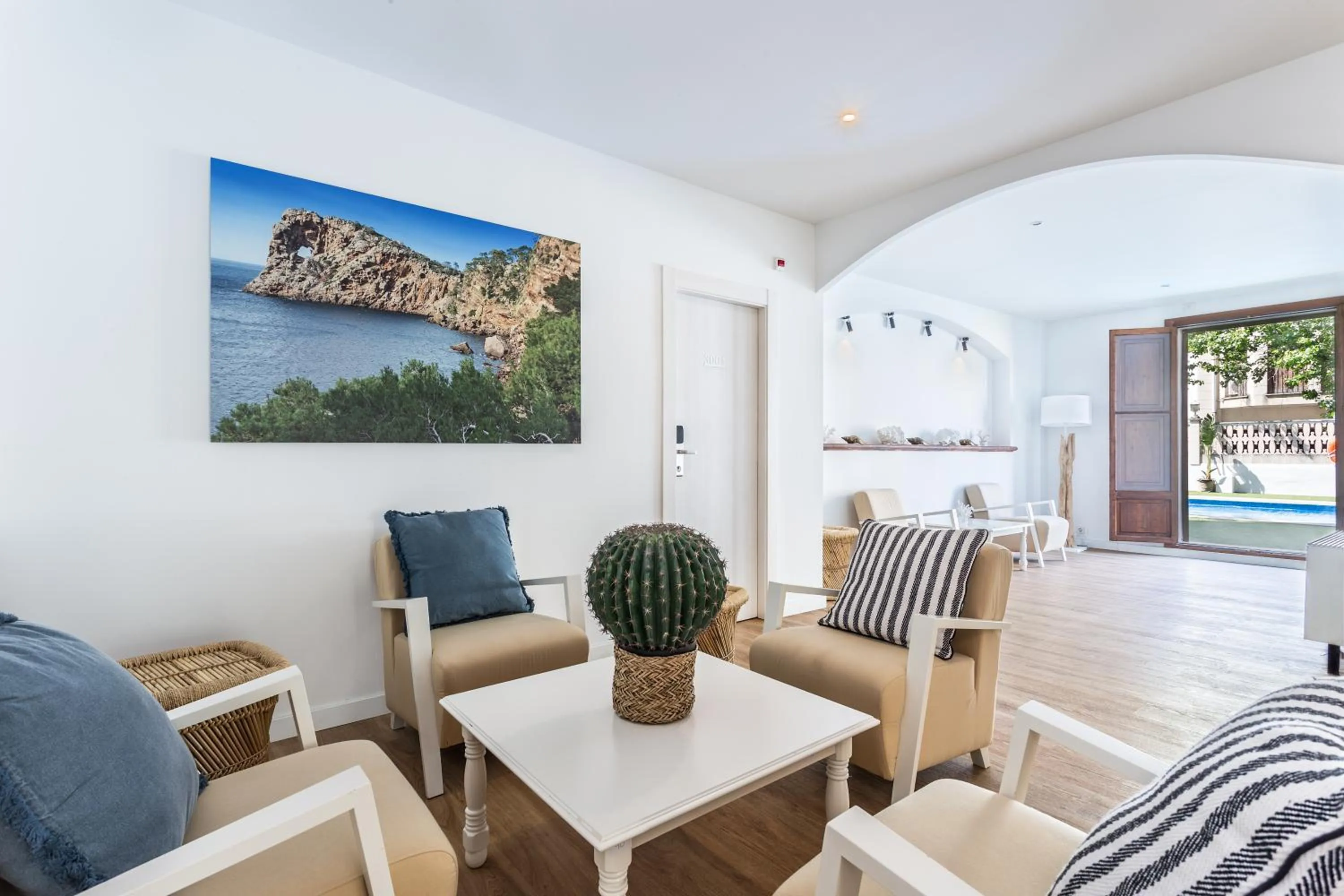 Communal lounge/ TV room in FERGUS Style Soller Beach