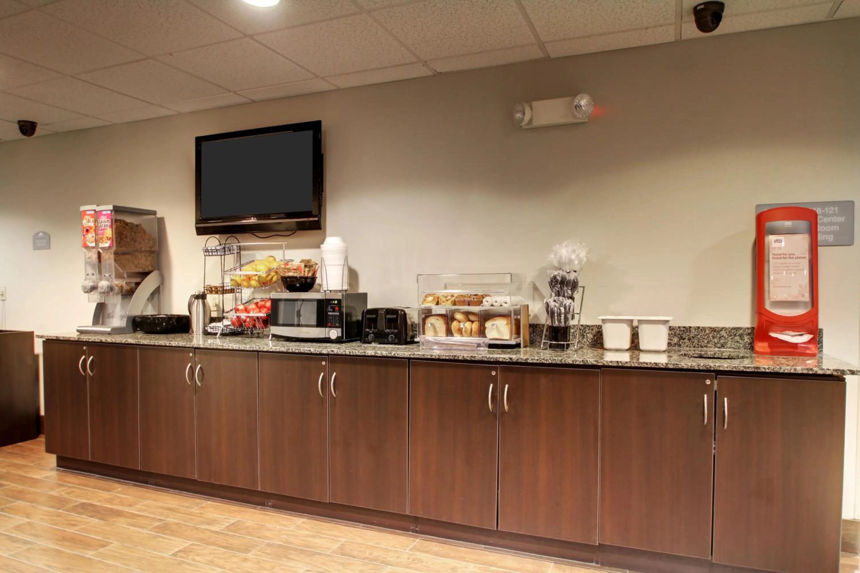 Buffet breakfast in Microtel Inn & Suites by Wyndham Tuscaloosa