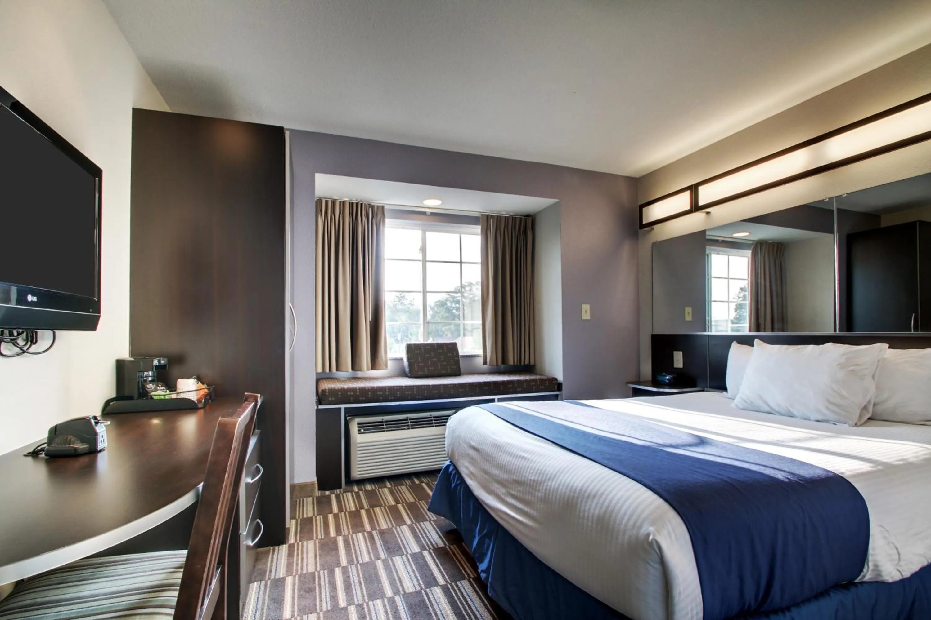 Photo of the whole room, Bed in Microtel Inn & Suites by Wyndham Tuscaloosa