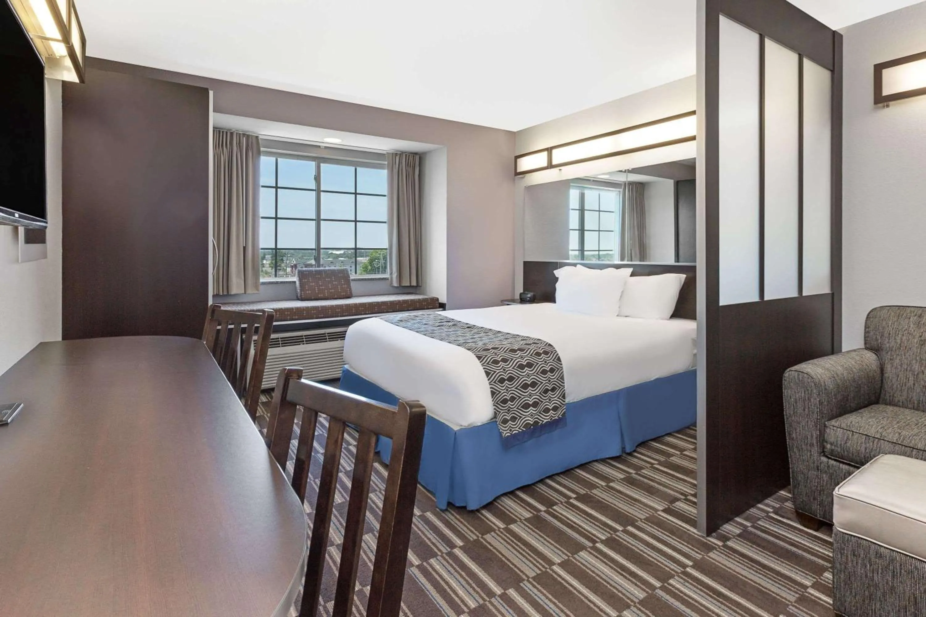 Photo of the whole room, Bed in Microtel Inn & Suites by Wyndham Tuscaloosa