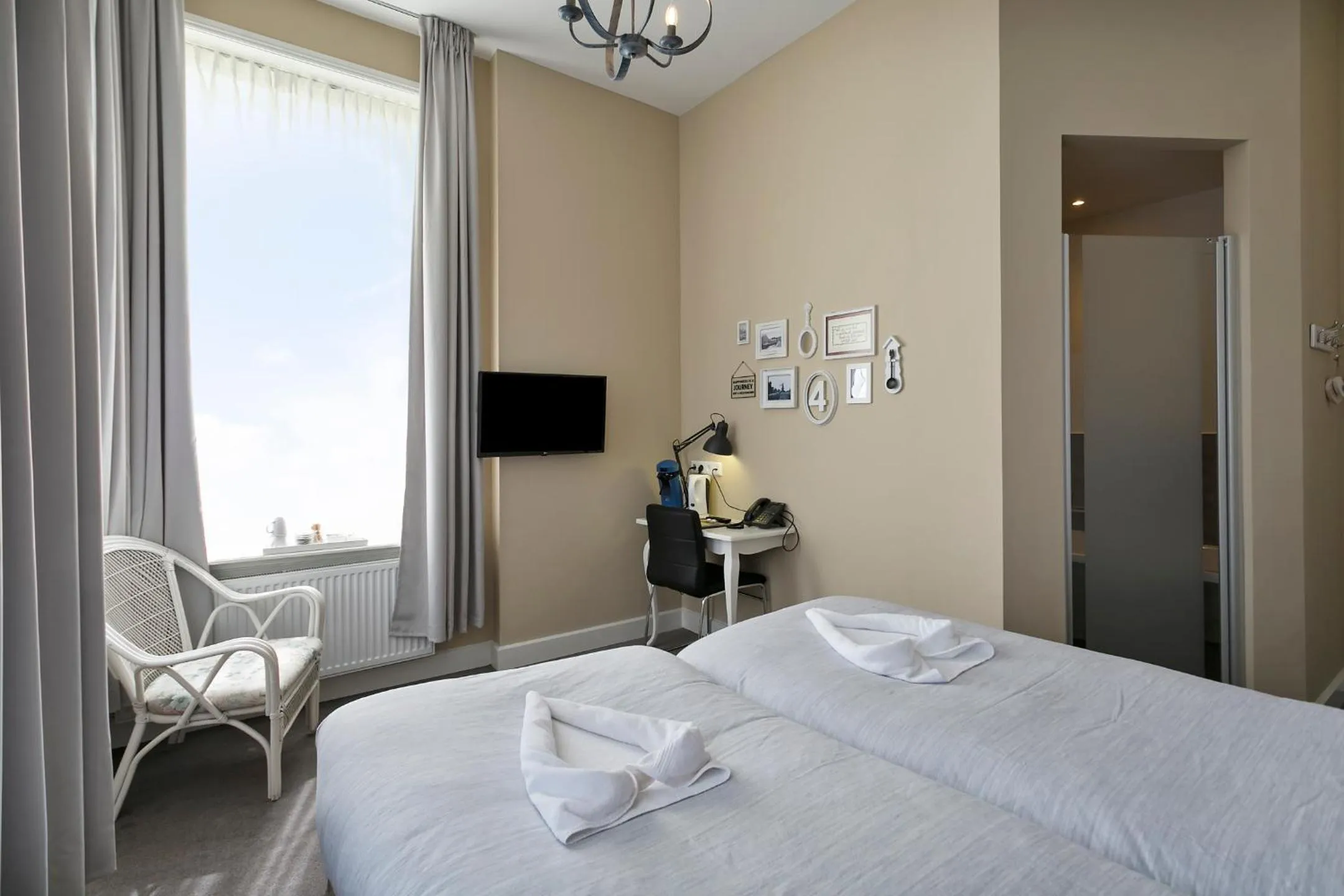 Photo of the whole room, Bed in Hotel Heere