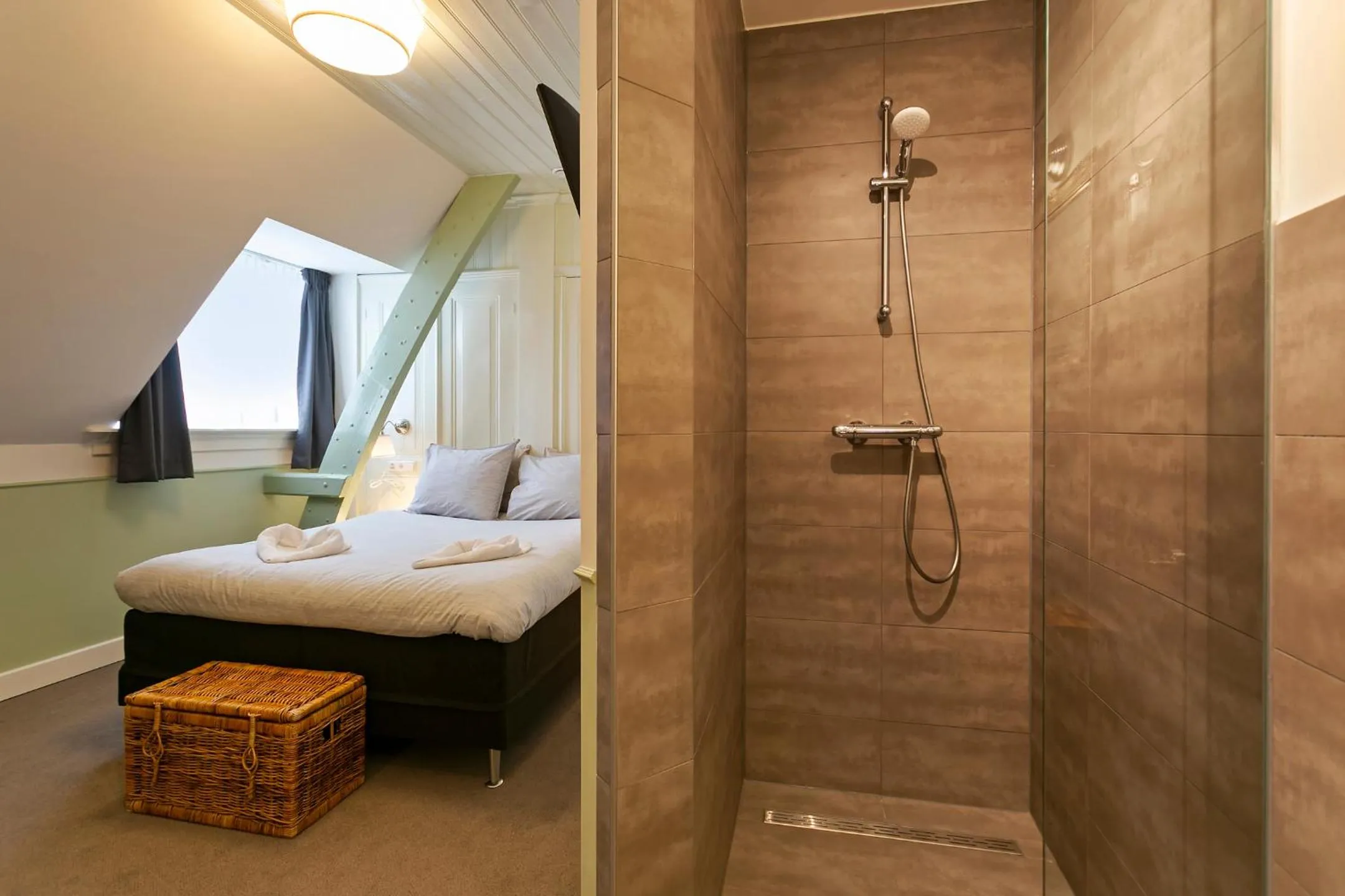 Bathroom, Bed in Hotel Heere
