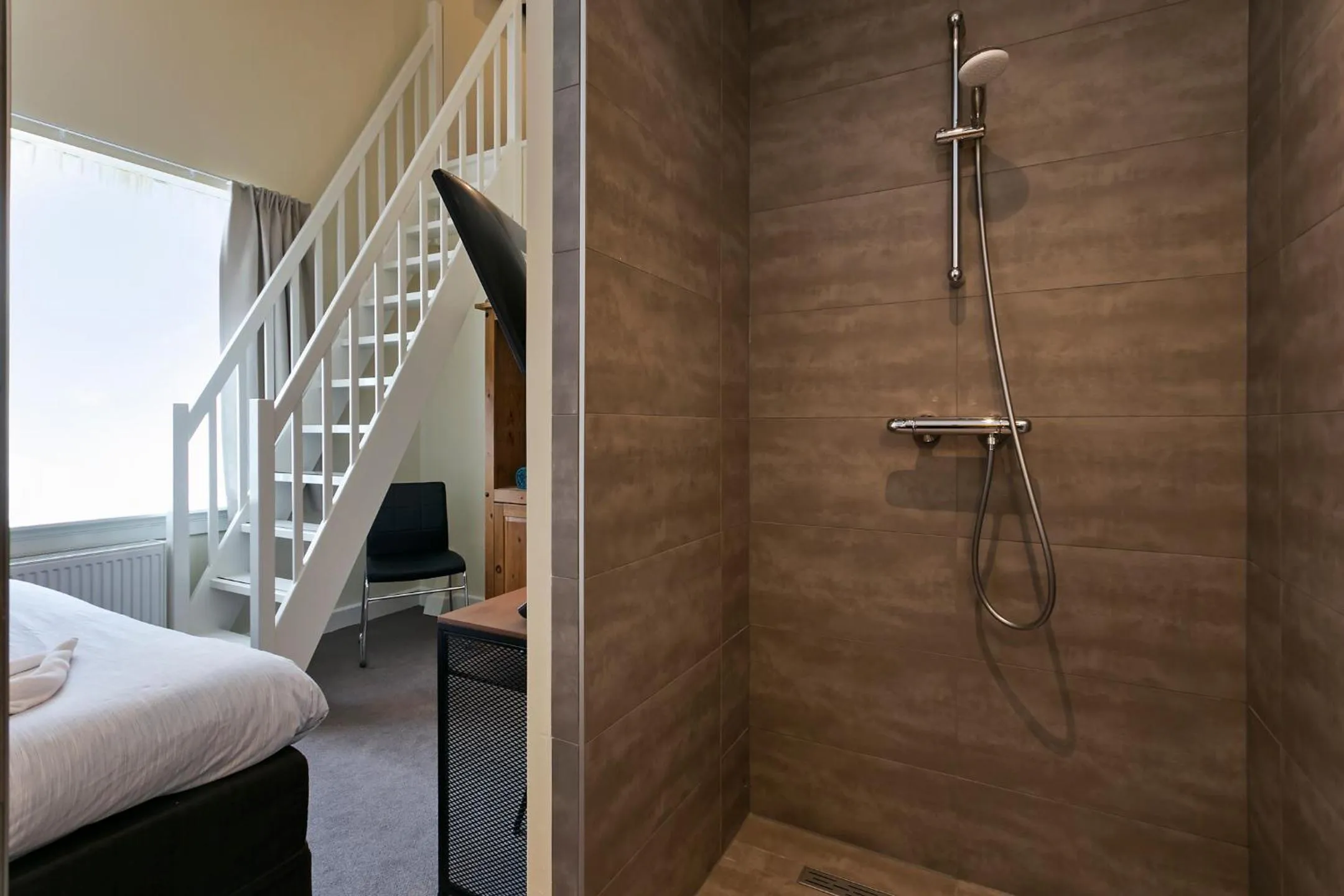 Shower in Hotel Heere