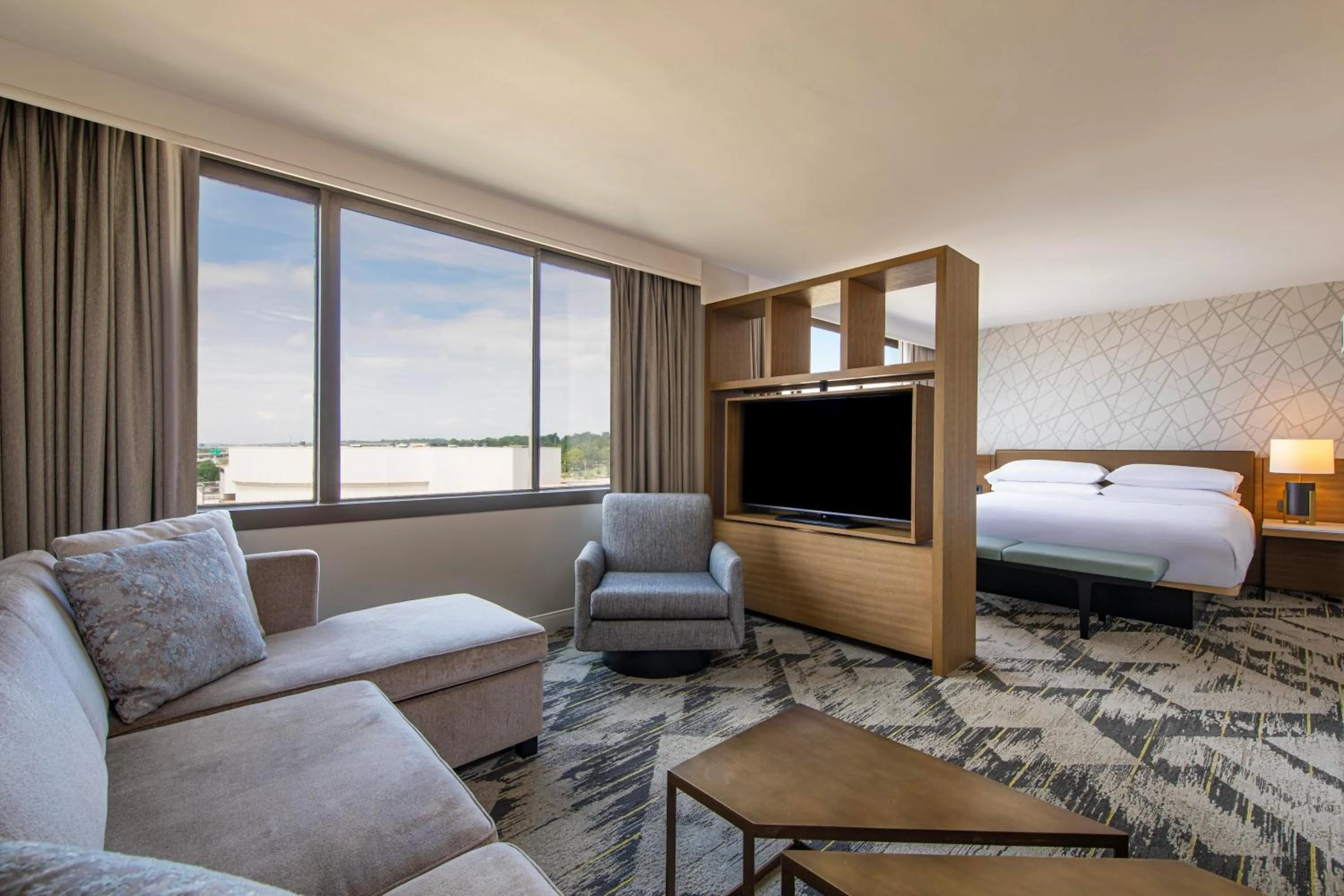 Seating area, Bed in Sheraton Birmingham