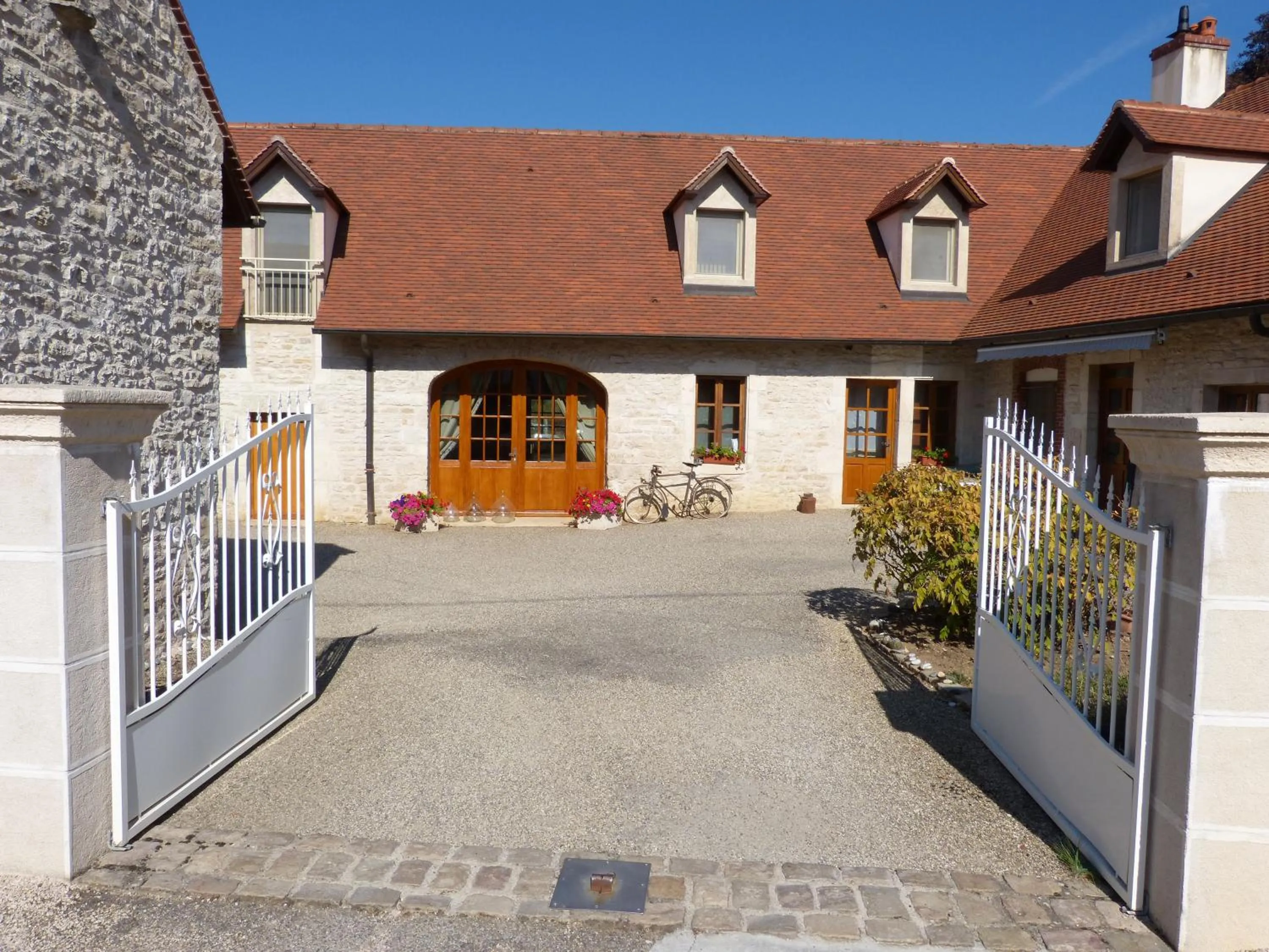 Facade/entrance in Les Grands Crus - gîte "Meursault"