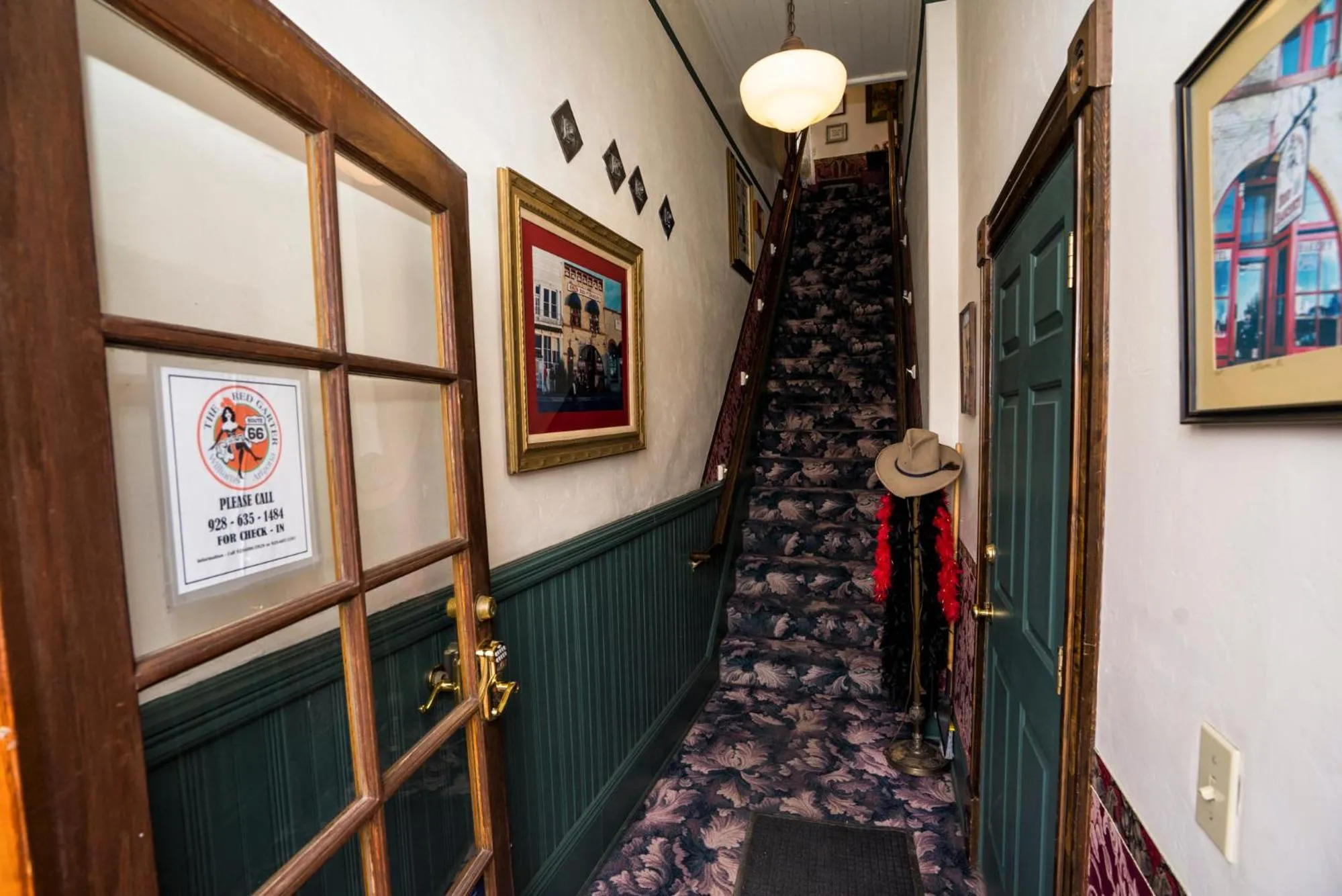 Facade/entrance in Red Garter Inn