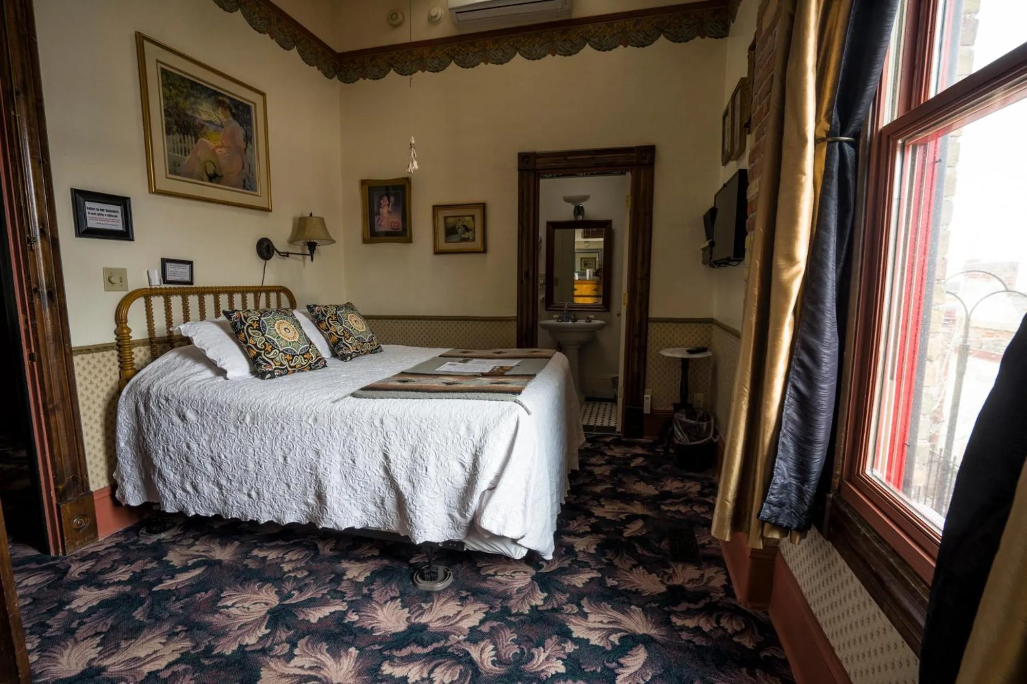 Bedroom, Bed in Red Garter Inn