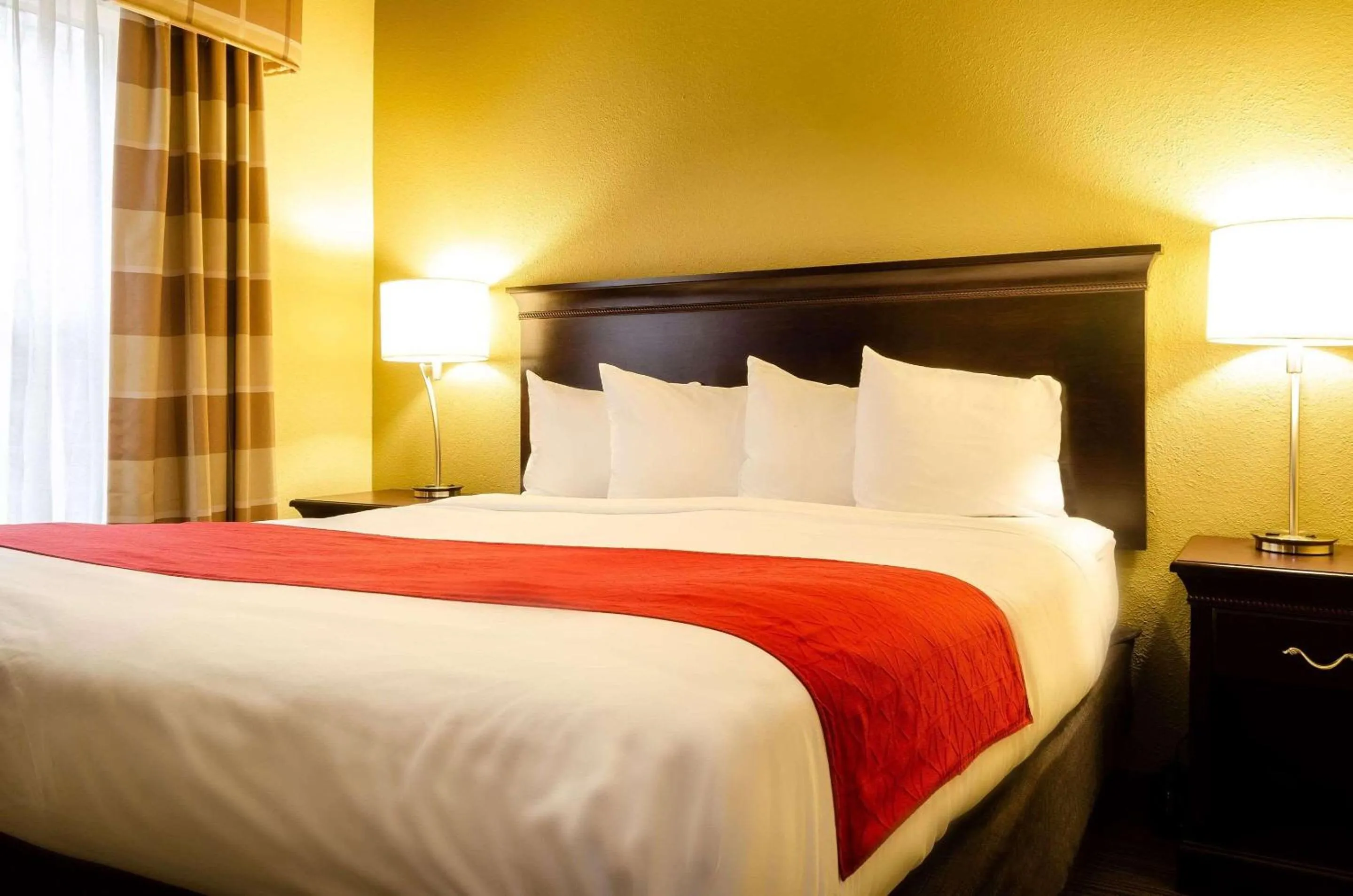 Bedroom, Bed in Country Inn & Suites by Radisson, Tuscaloosa, AL