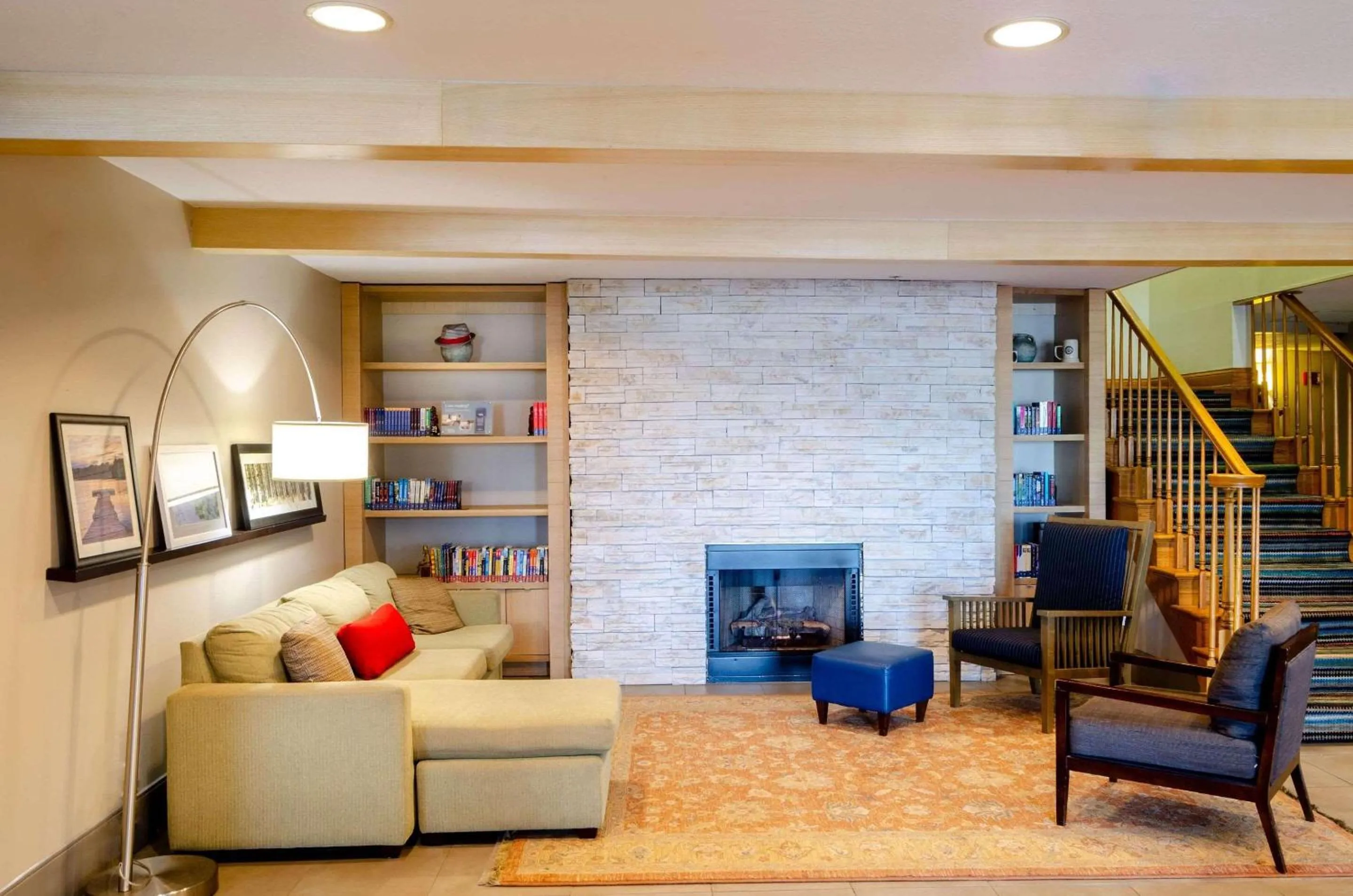 Lobby or reception in Country Inn & Suites by Radisson, Tuscaloosa, AL