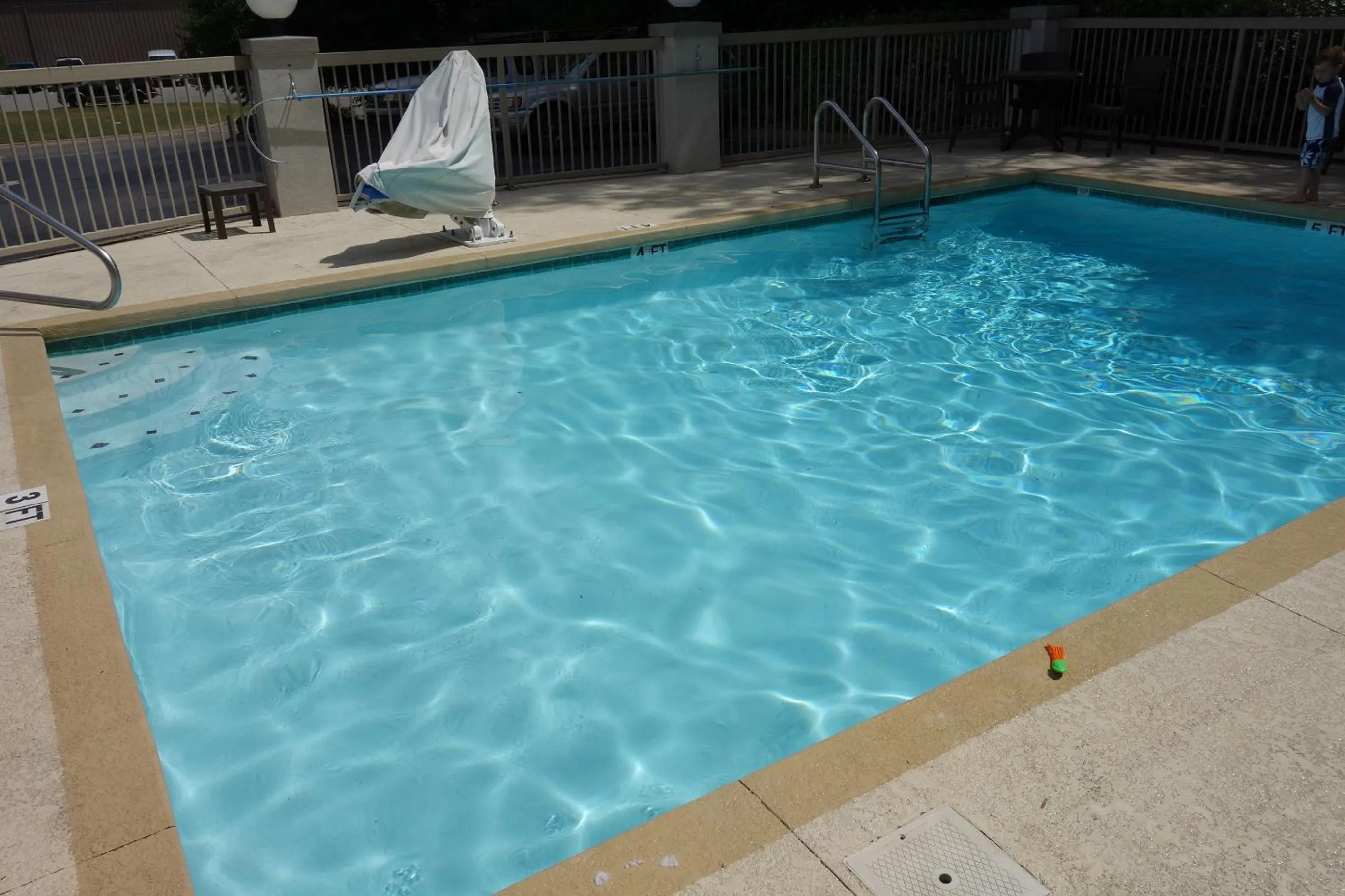 Swimming pool in Country Inn & Suites by Radisson, Tuscaloosa, AL
