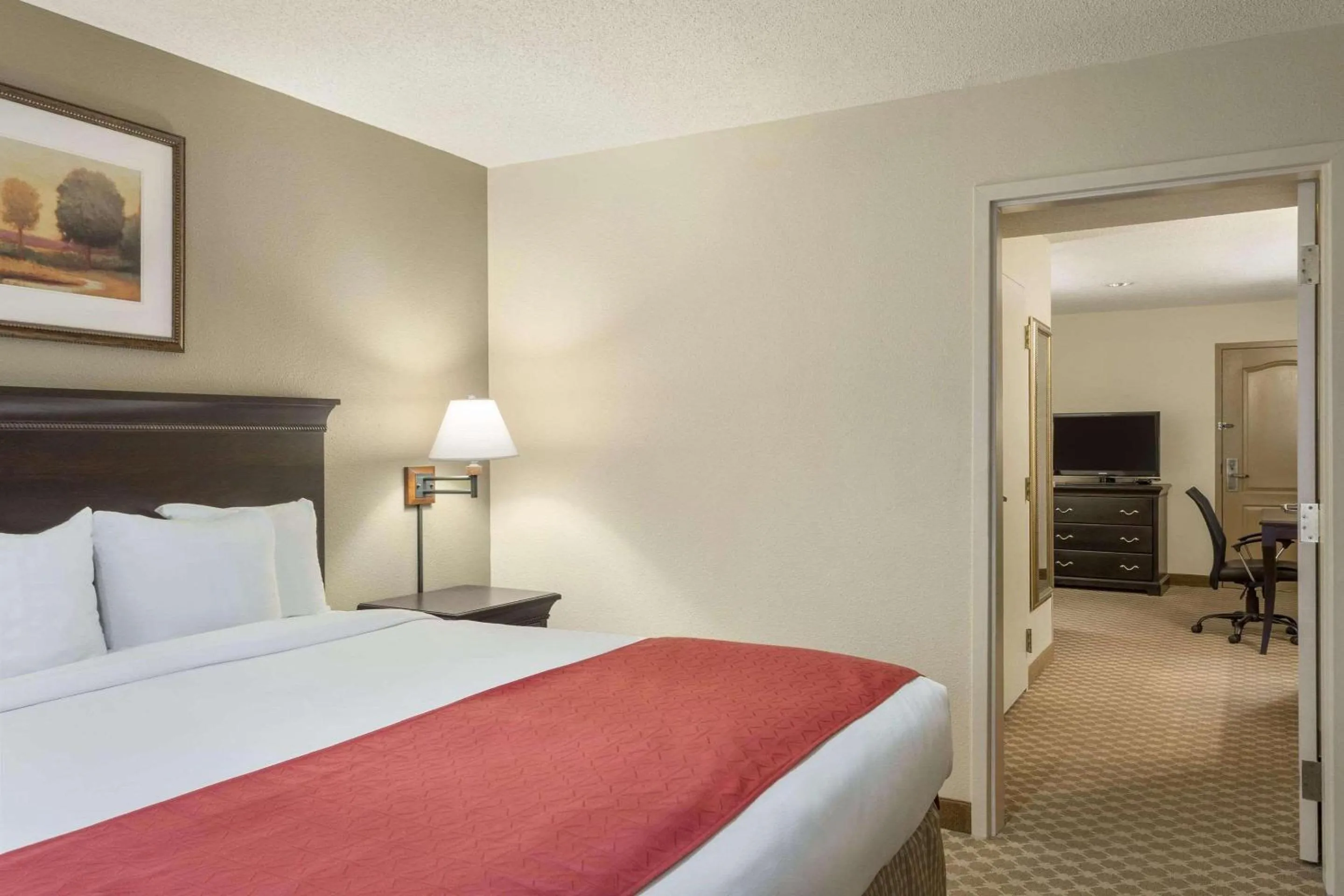 Bedroom, Bed in Country Inn & Suites by Radisson, Tuscaloosa, AL