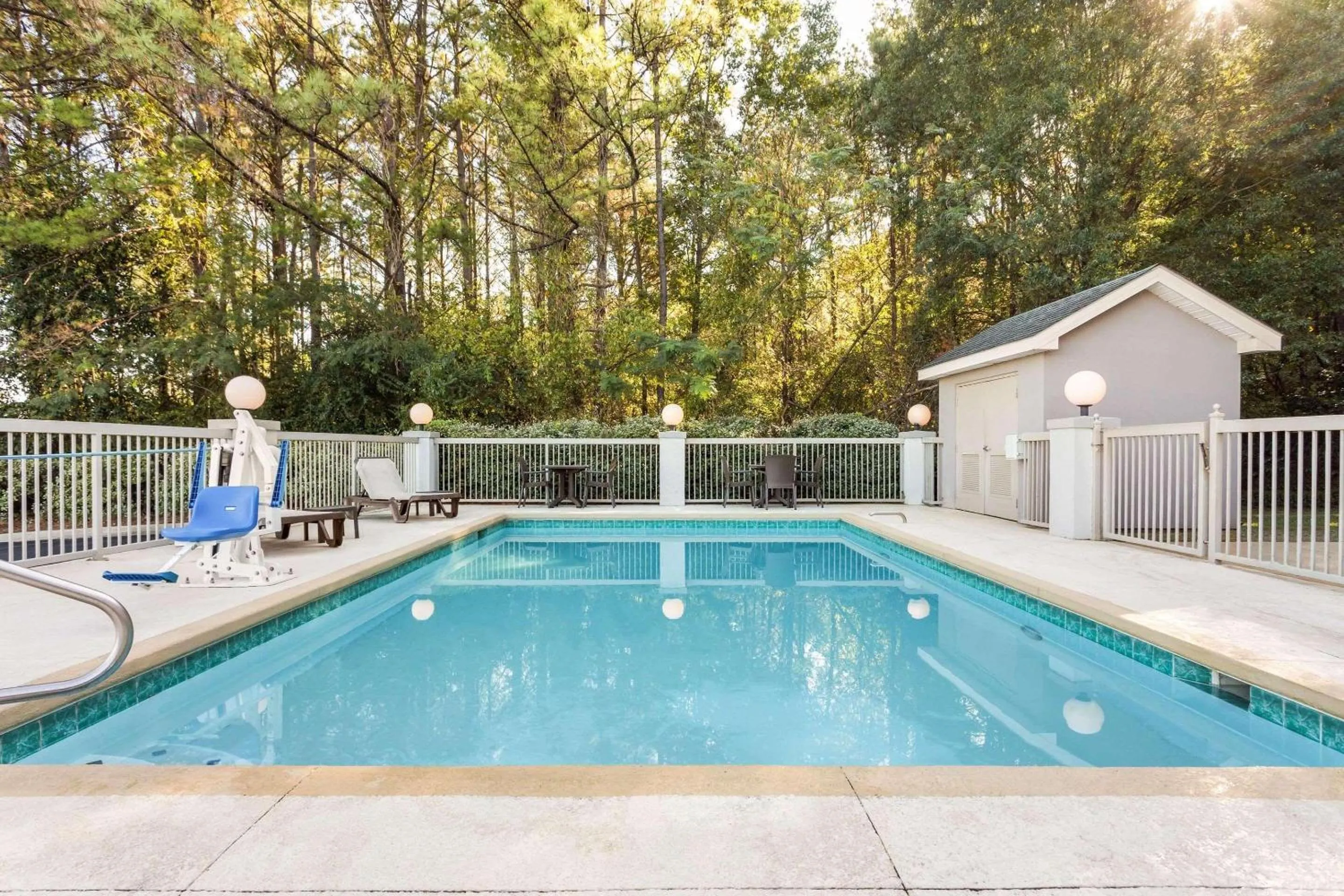 Swimming pool in Country Inn & Suites by Radisson, Tuscaloosa, AL