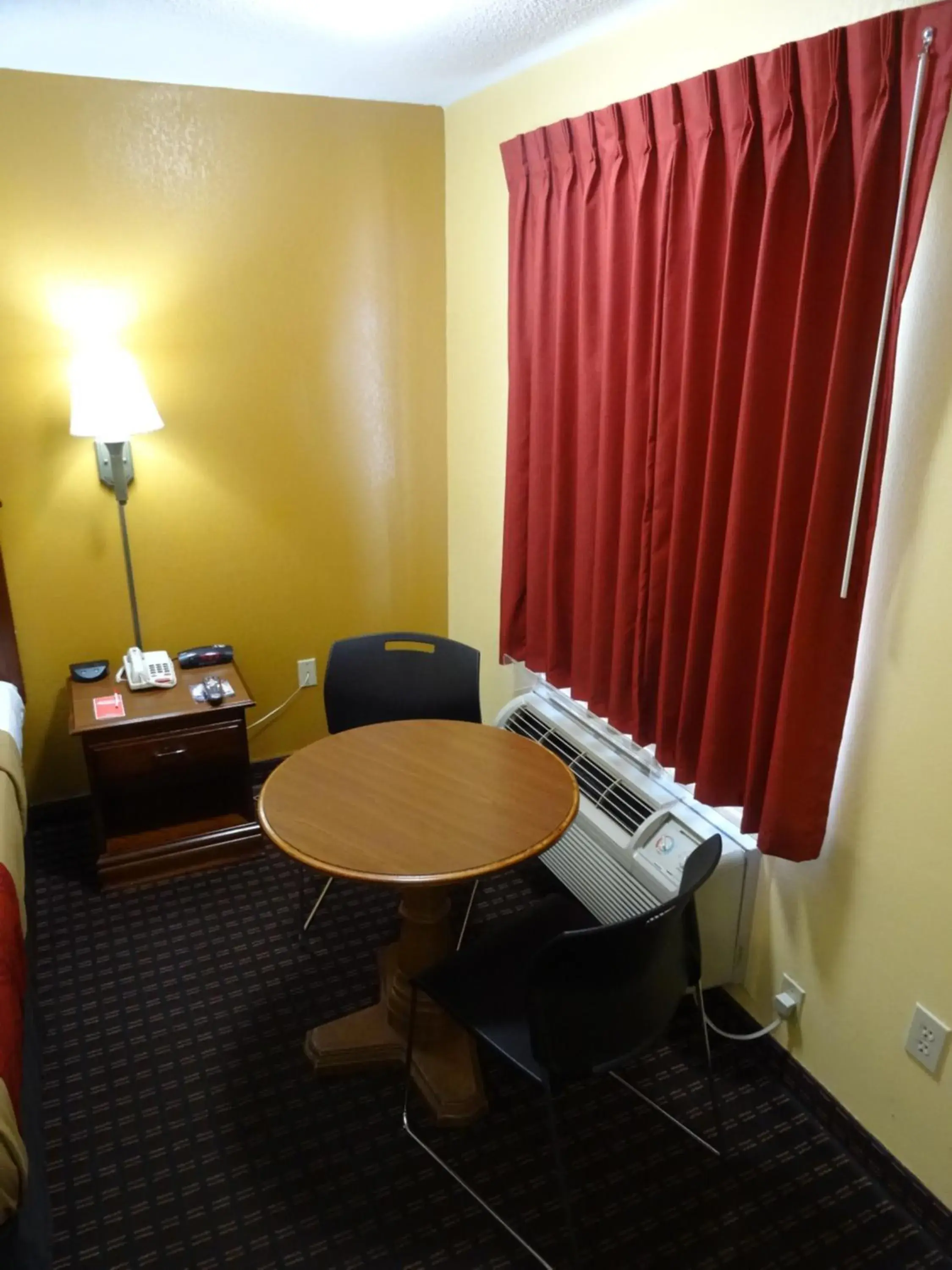 King Room - Accessible/Non-Smoking in Econo Lodge Fredericksburg near I-95 King Room - Accessible/Non-Smoking in Econo Lodge Fredericksburg near I-95