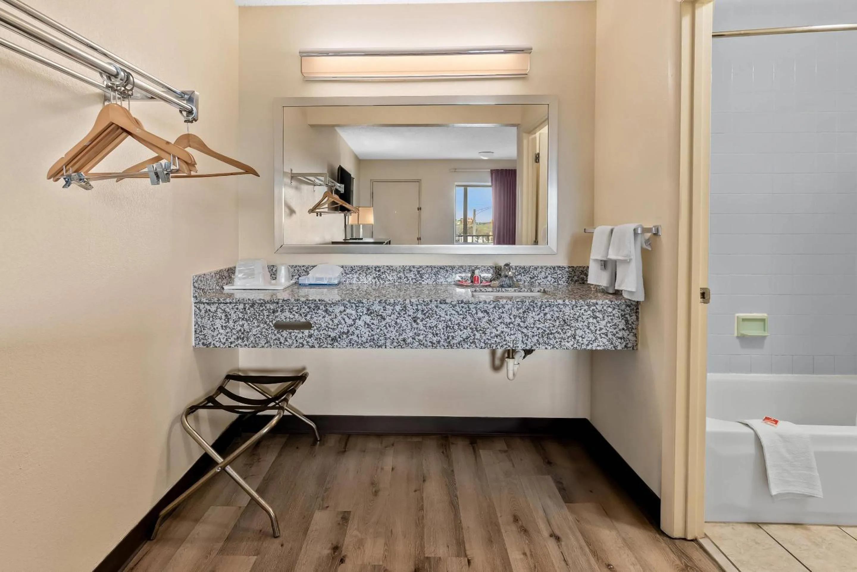 Bedroom in Econo Lodge Fredericksburg near I-95