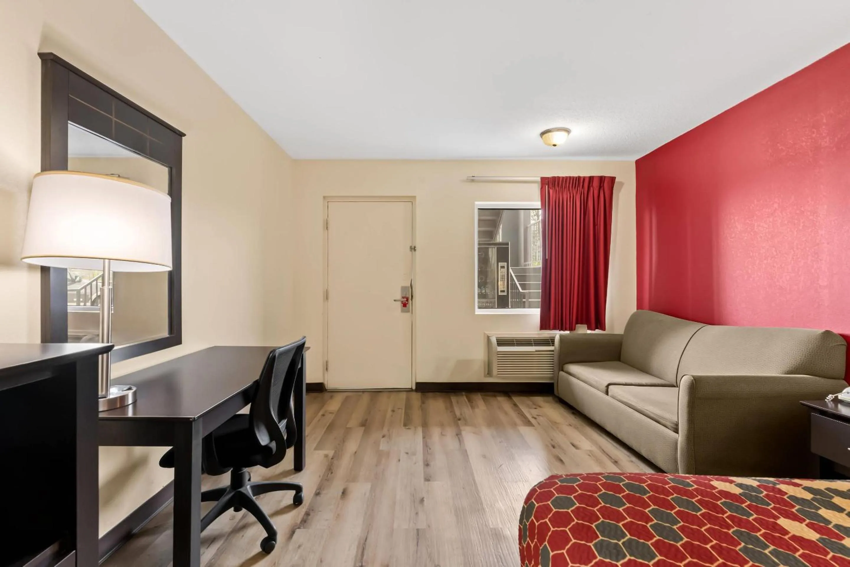 Bedroom in Econo Lodge Fredericksburg near I-95