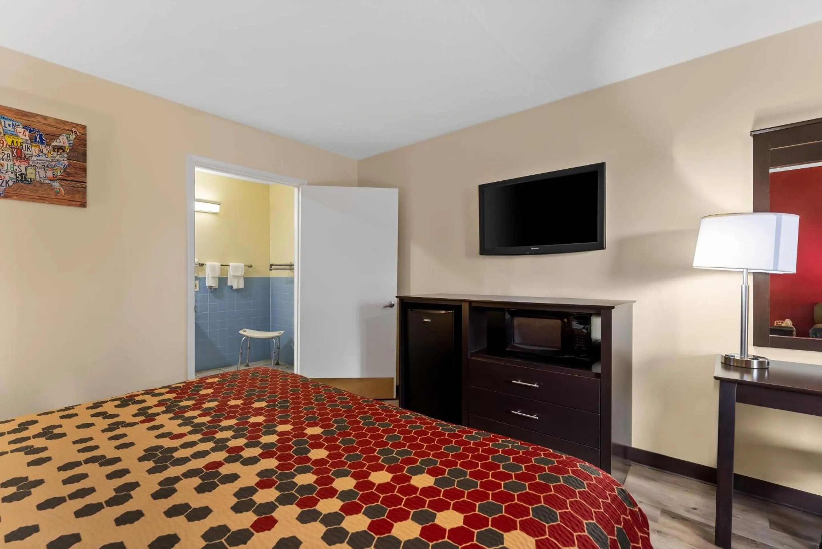 Bedroom, Bed in Econo Lodge Fredericksburg near I-95