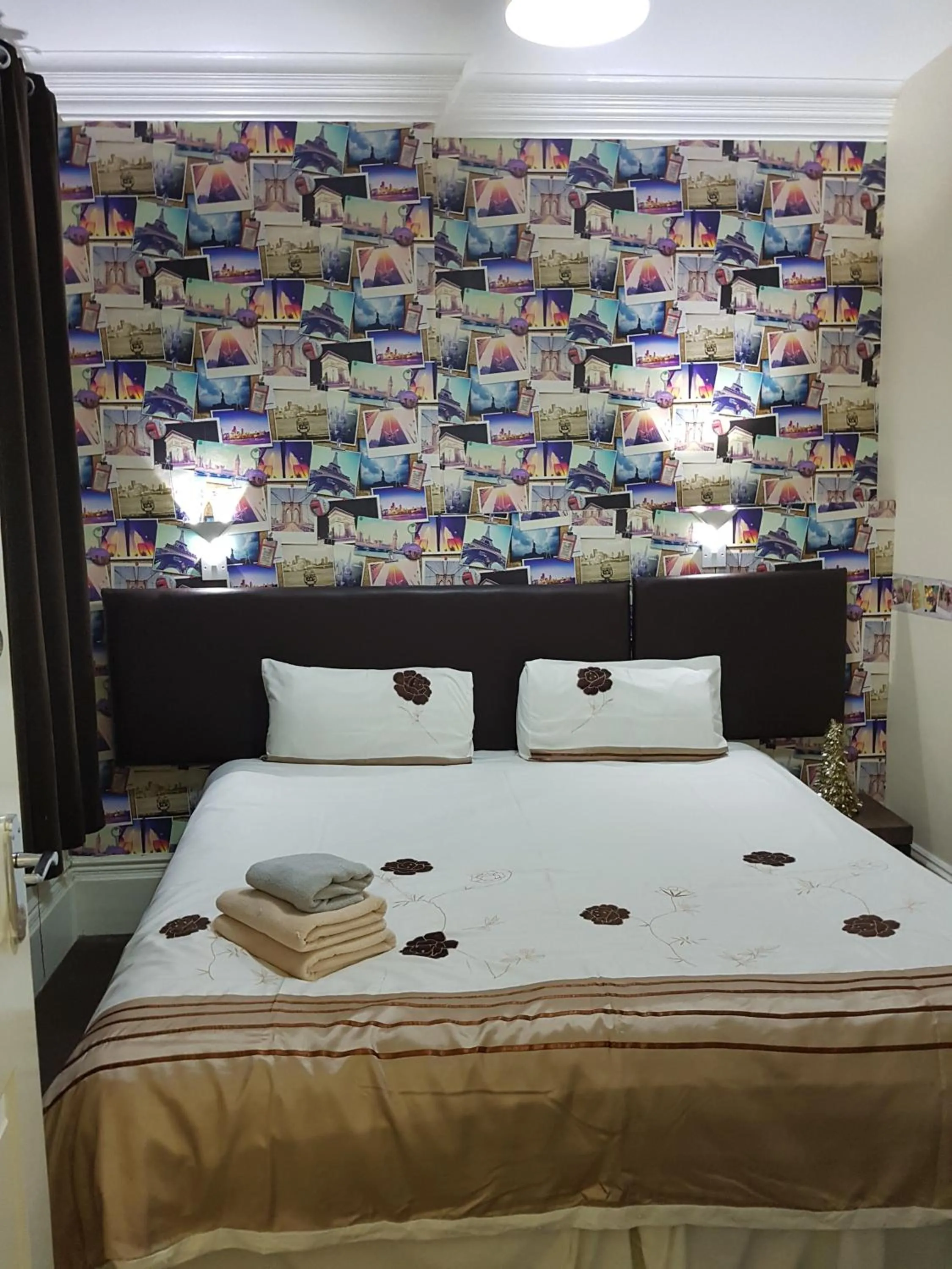 Bed in Portsmouth Budget Hotels - All rooms are EN-SUITE