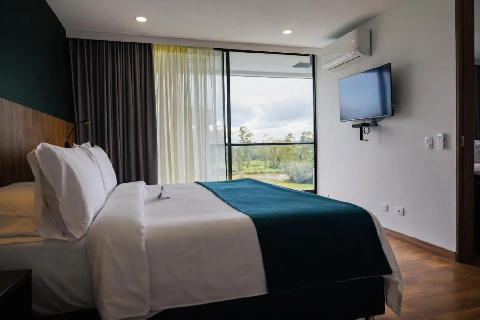 Bedroom, Bed in Hotel Lagoon