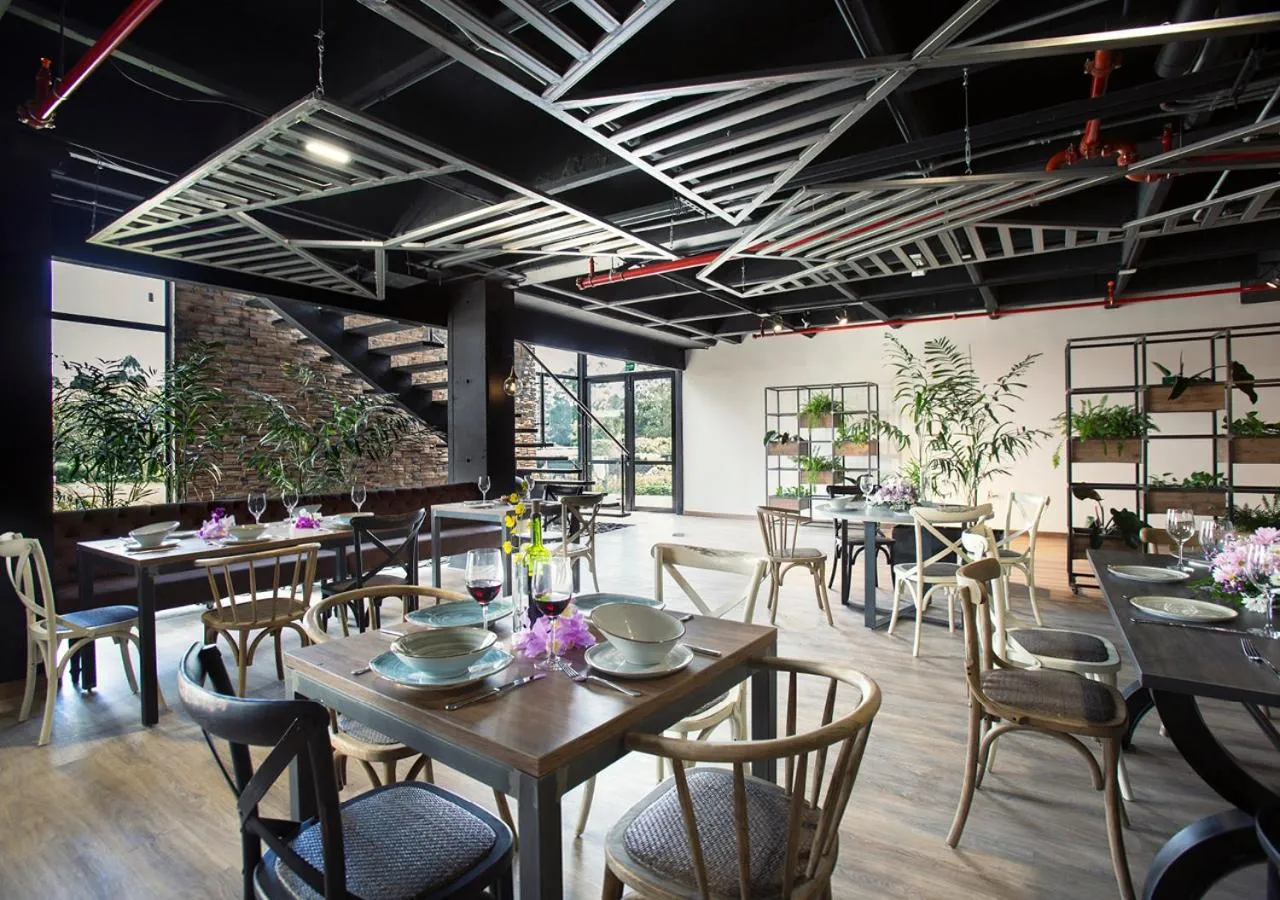 Restaurant/places to eat in Hotel Lagoon